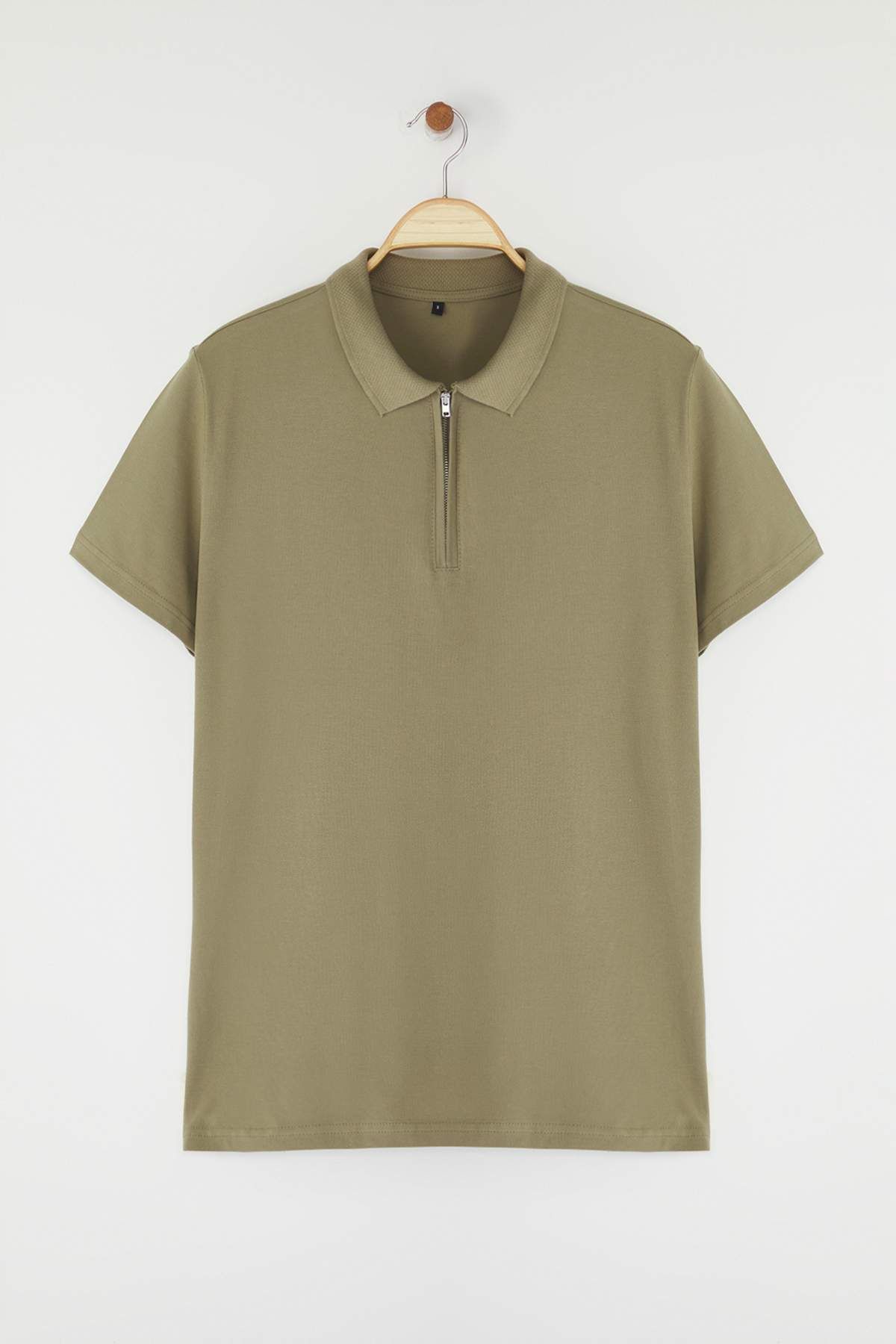 Trendyol Collection-Khakifarbenes, normal geschnittenes T-Shirt mit Polokragen aus 100 % Baumwolle mit Reißverschluss 5