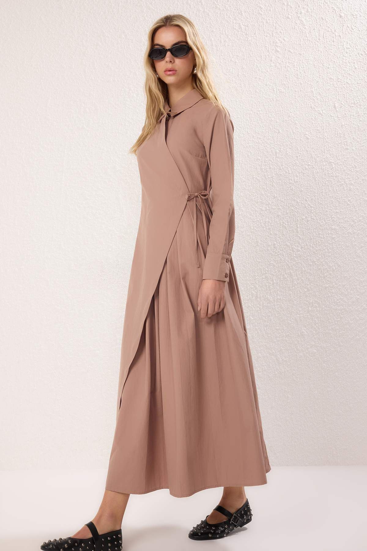 Trendyol Modest-Верблюжа двобортна плісирована сукня з бавовняного тканого полотна TCTSS25EB00065 2