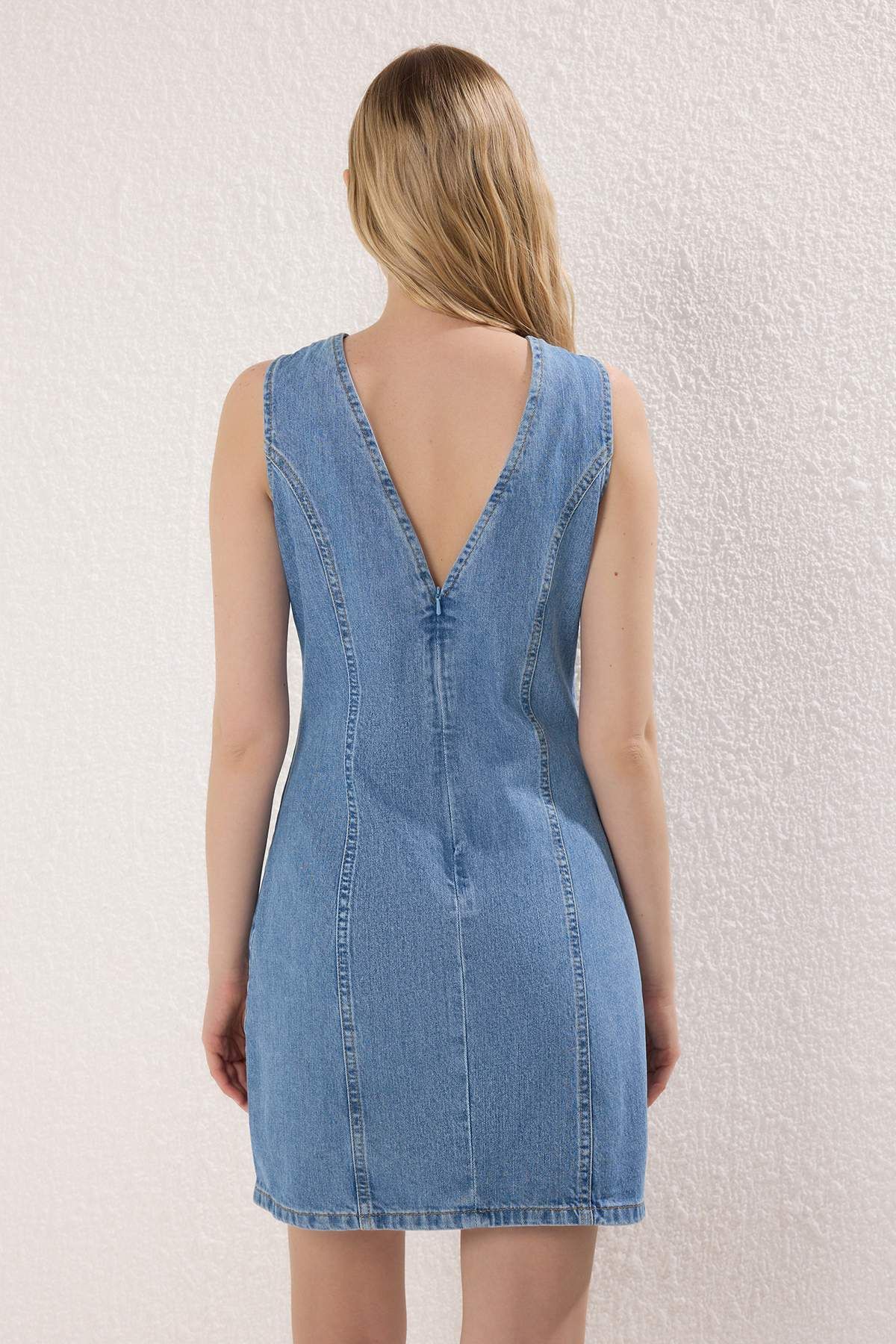 Trendyol Collection-Rochie mini din denim albastră cu decolteu în V TWOSS25EL00151 4