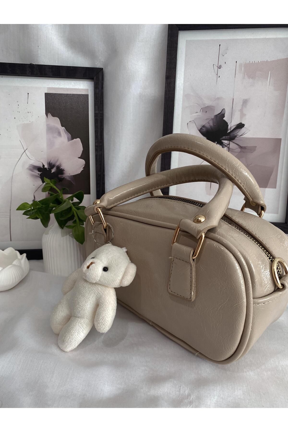 ADG BOWLİNG Mini Bowling Bag Mini Charm Detaylı Krem El Çantası.ürünün Askı Ipi Bulunmaktadır.içi Astarlıdır.
