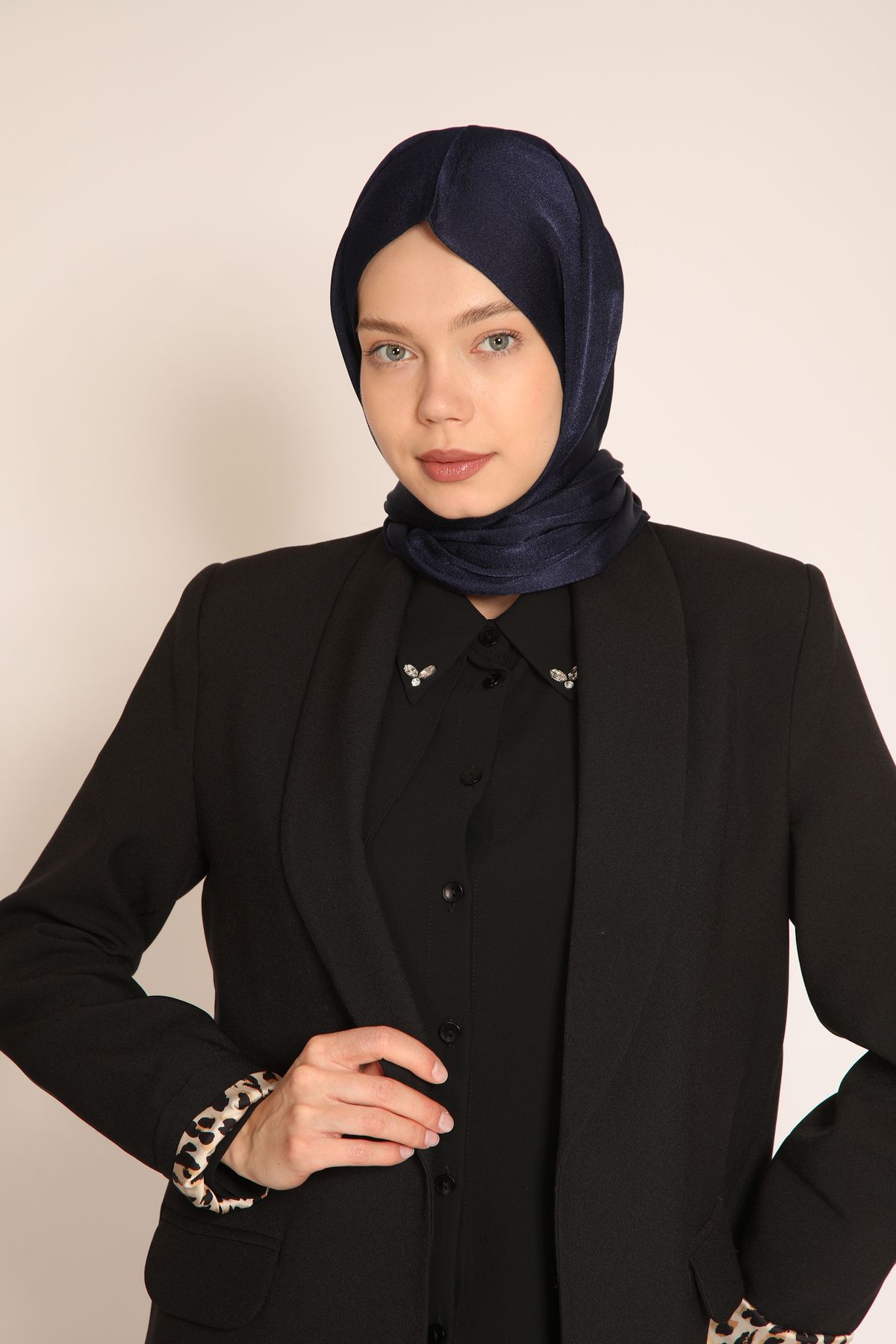 BERCHEM SCARF Akel Düz Aura Lacivert Parlak Şal – Işıltılı ve Şık Görünüm Sunan Günlük Şal