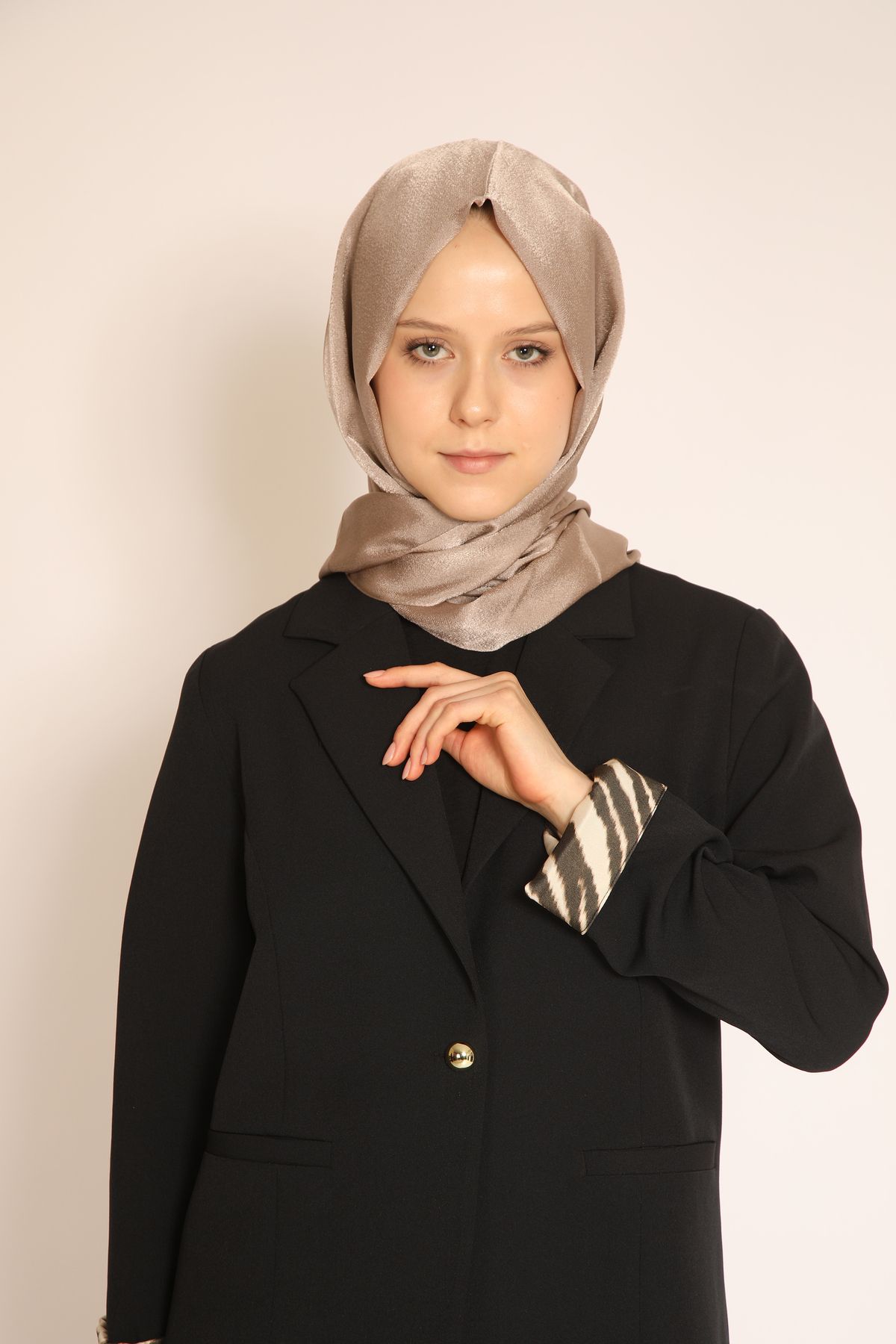 BERCHEM SCARF Akel Düz Aura Bej Saten Şal – Işıltılı, Yumuşak ve Şık Tesettür Şal Modeli