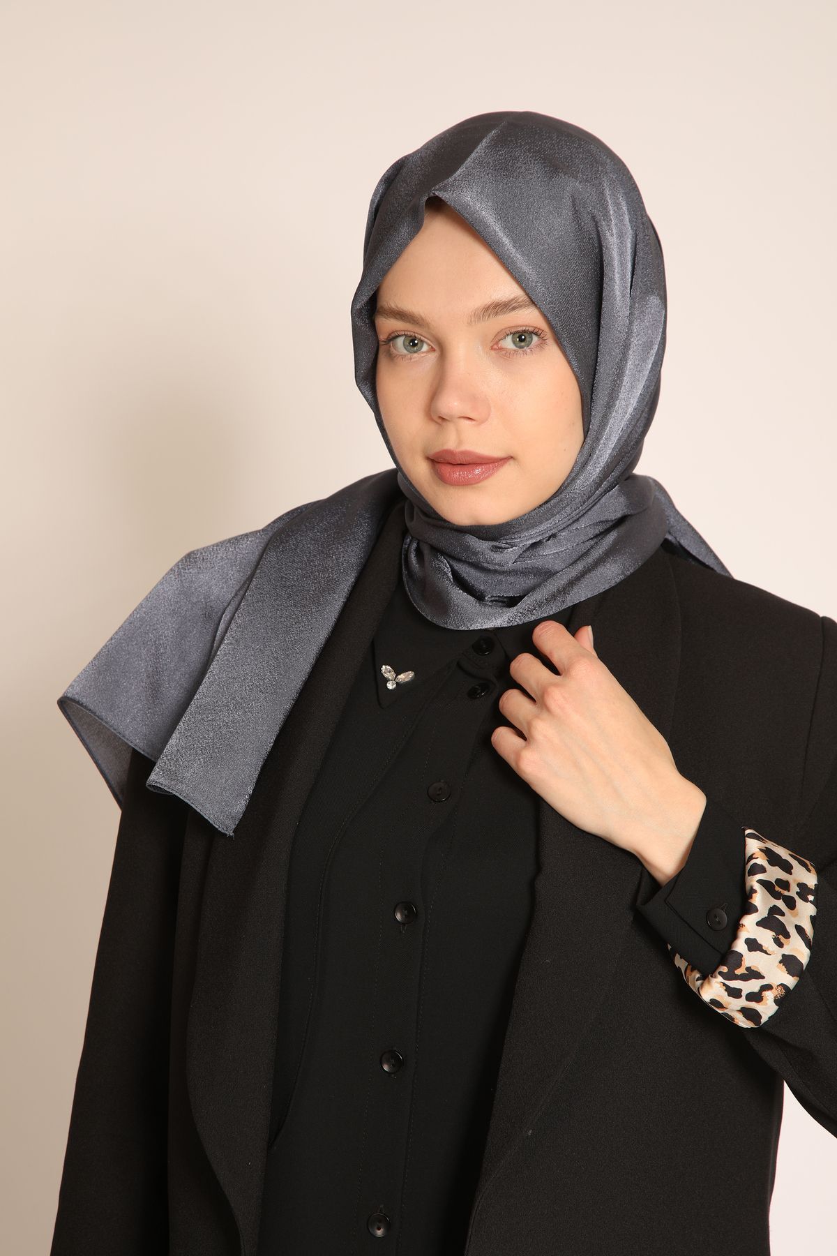 BERCHEM SCARF Akel Düz Aura Gri Parlak Şal – Şıklığı ve Zarafeti Buluşturan Modern Tasarım