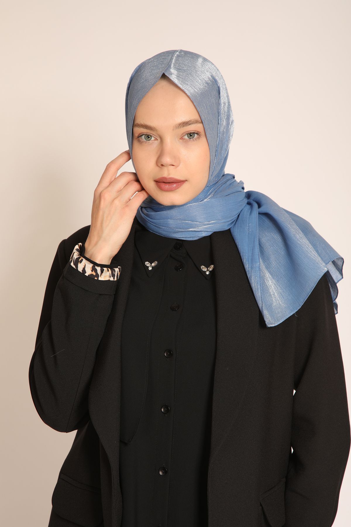 BERCHEM SCARF Akel Mavi Şal – Işıltılı ve Ferah Renkli Tesettür Şal Modeli