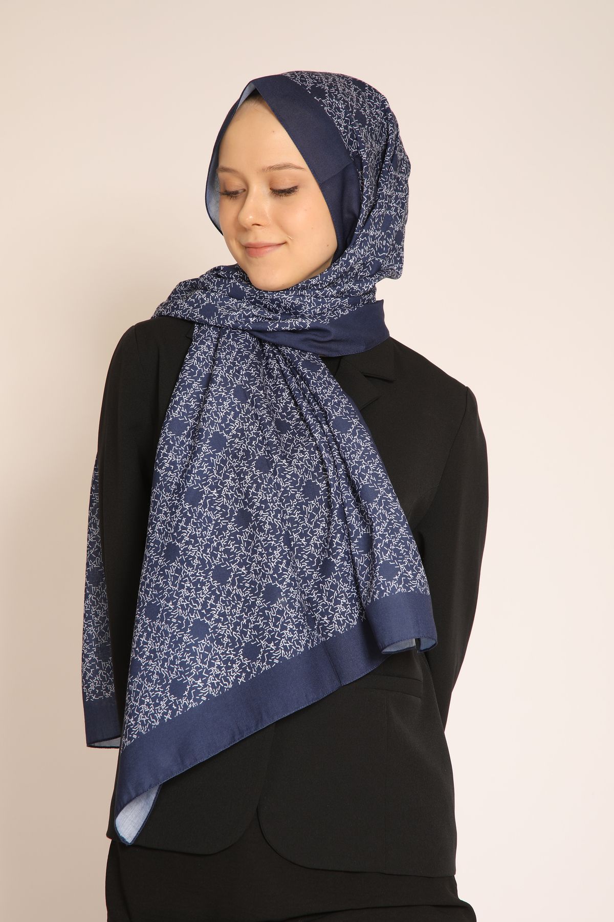 BERCHEM SCARF Akel Lacivert Mikro Desenli Şal – Zarif ve Şık Kombinler İçin Hafif ve Modern Dokunuş