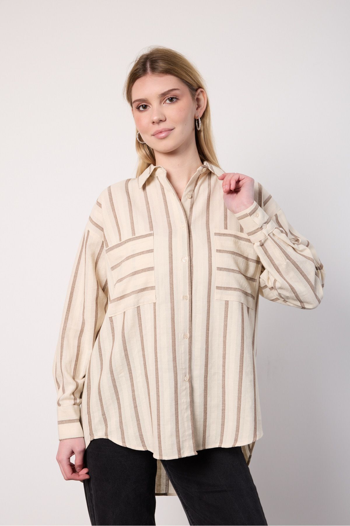 kazarina kadın bej oversize çizgili çift cepli gömlek