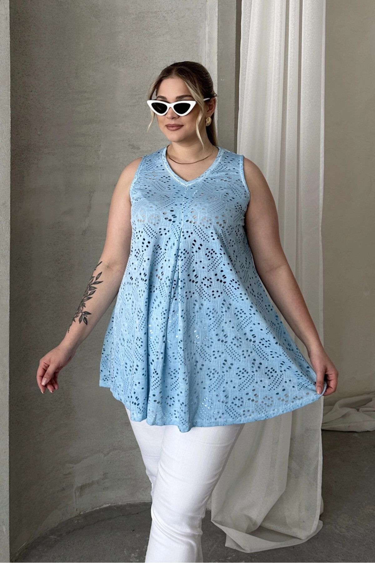 Stil Diva Büyük Beden V Yaka Sıfır Kol Dantel Detaylı Astarsız Bluz 302965