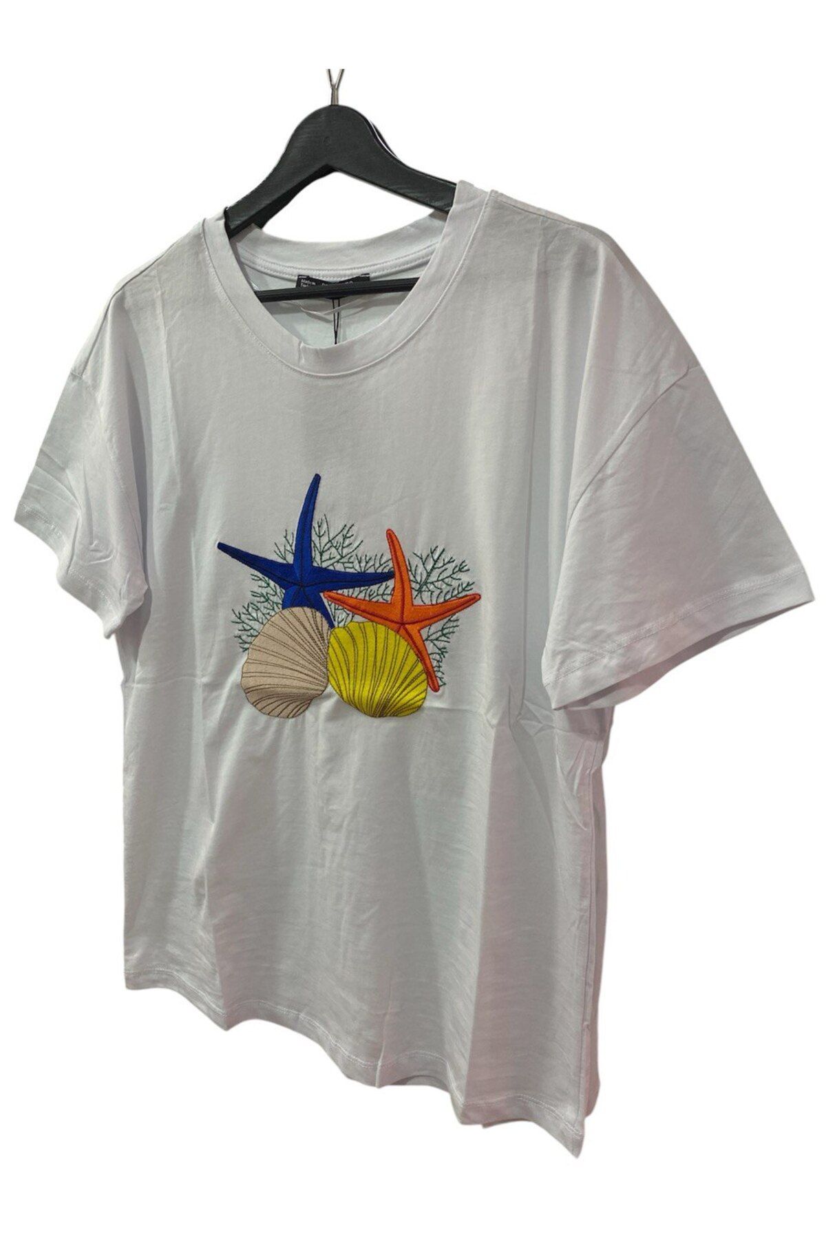 GÜLDEN KATRAN Kadın Beyaz Deniz Kabuğu Nakış Işlemeli Pamuk T-Shirt