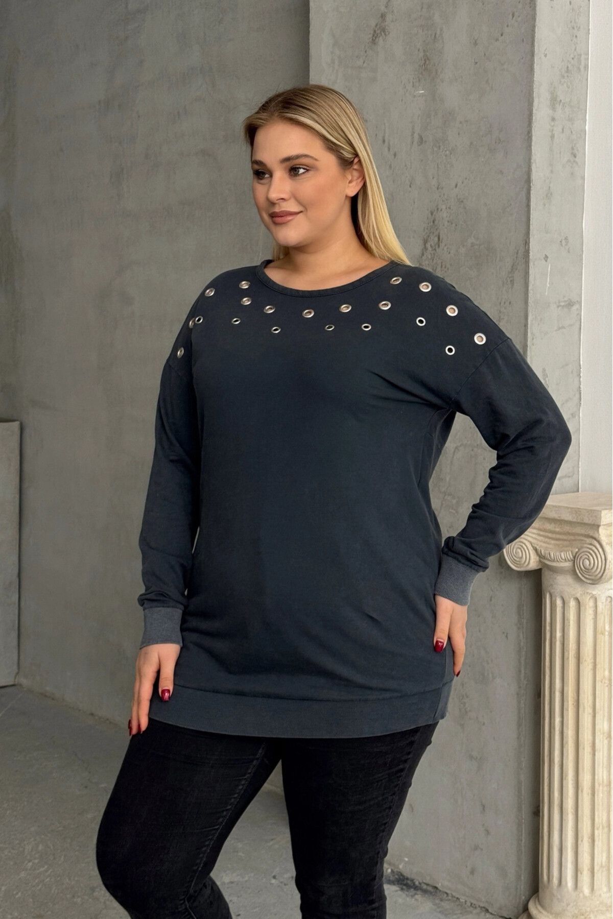 Stil Diva Büyük Beden Uzun Kollu Kuşgözü ve Sırt Dekolte Detaylı Sweatshirt 303870