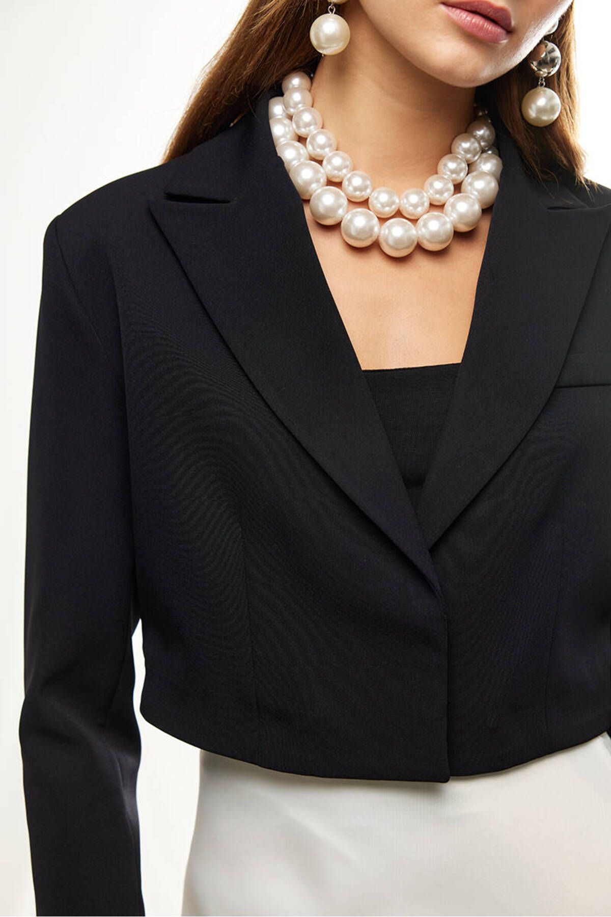 BE BLUE-Blazer negru crop - Design elegant și confortabil 4