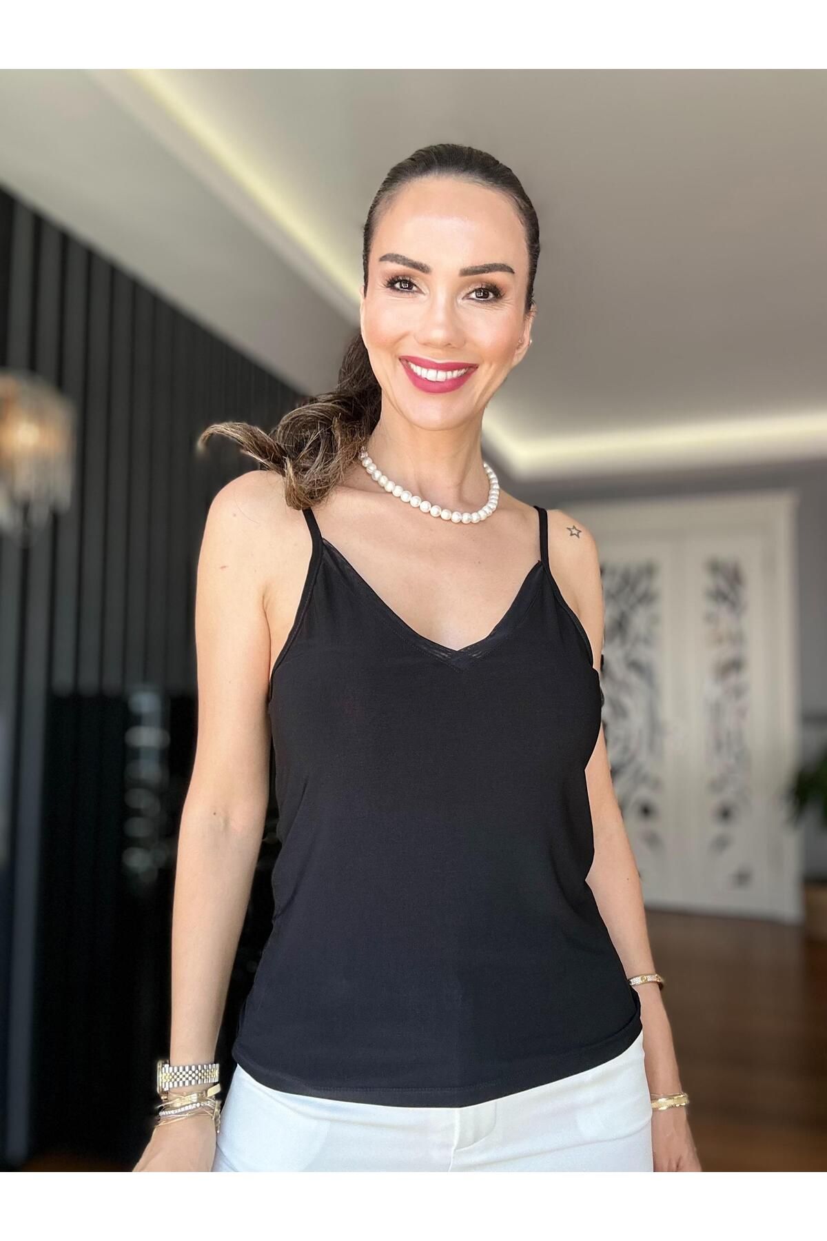 Atelier Derin Siyah Yakası Tül Detaylı Askılı Bluz