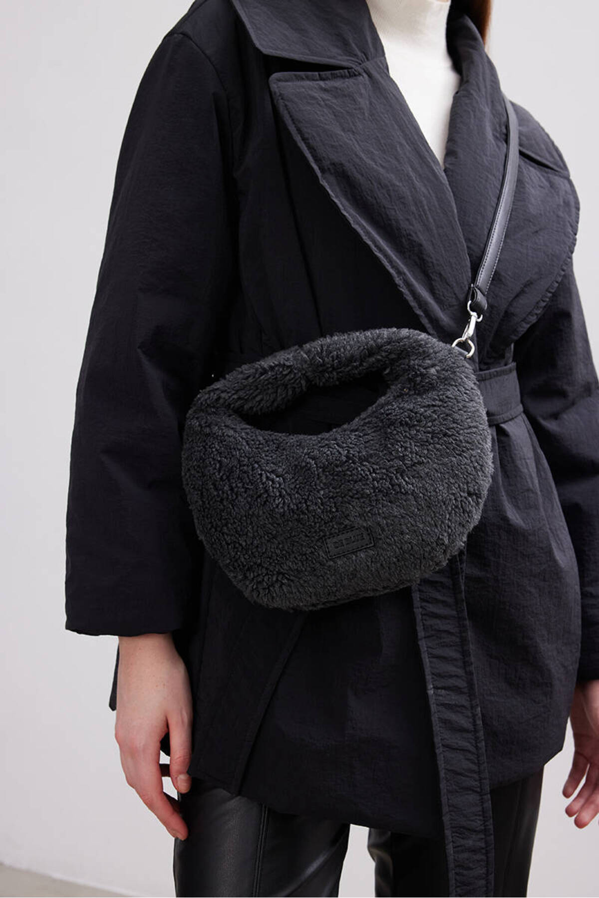 BE BLUE-Plush Crossbody Bag - Anthracite 2