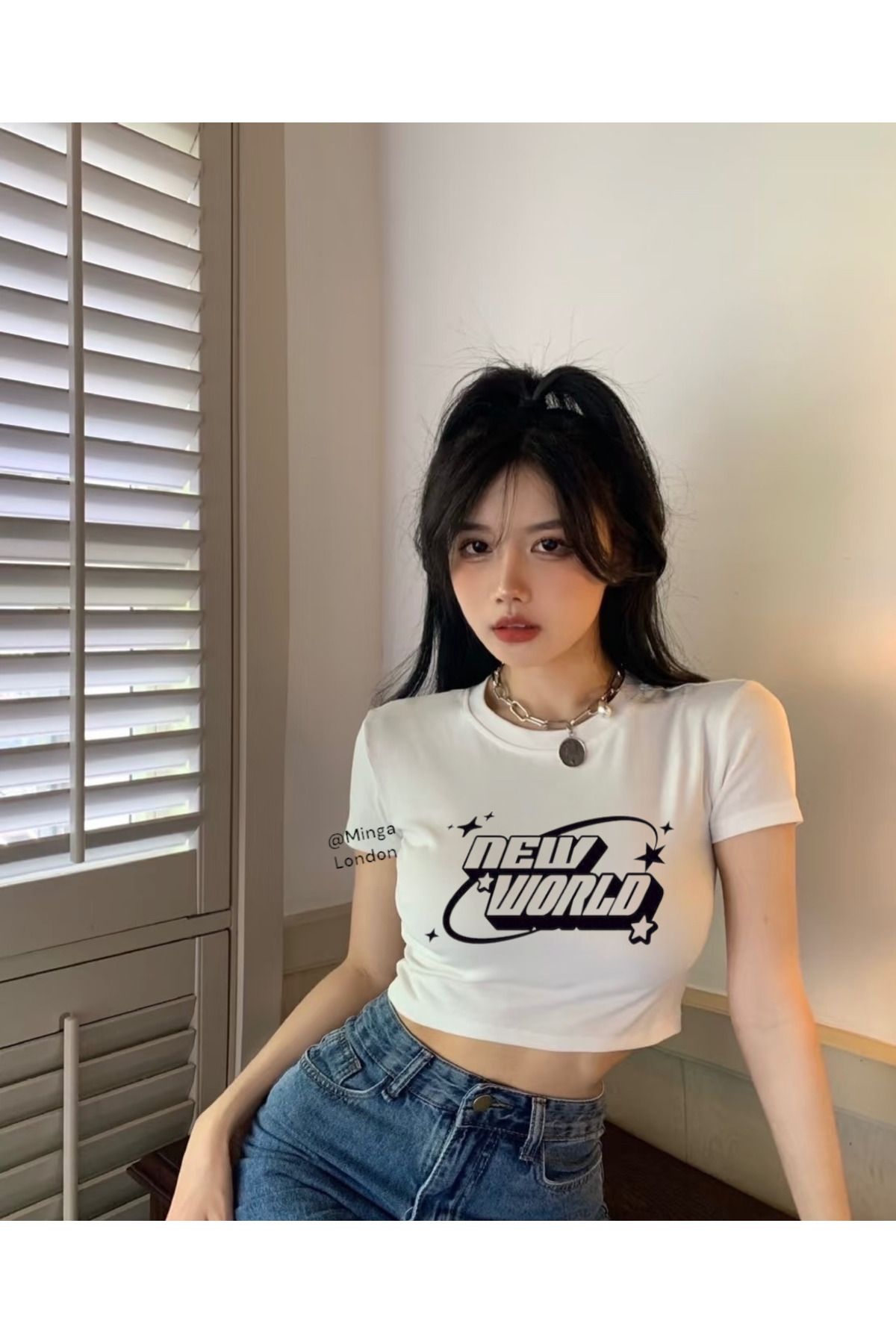Minga London Beyaz Black New World Written Baskılı Crop Bluz -Ghostella