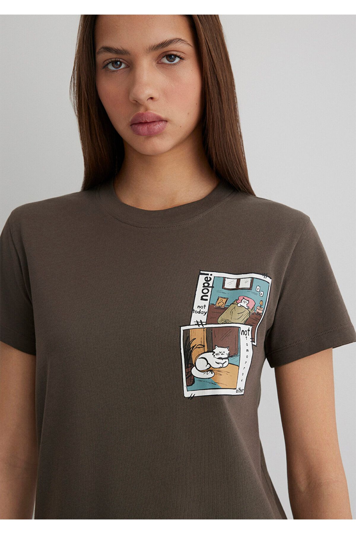 Mavi-Braunes T-Shirt mit Katzenmuster, halbschmale Passform 1613200 -81959 5