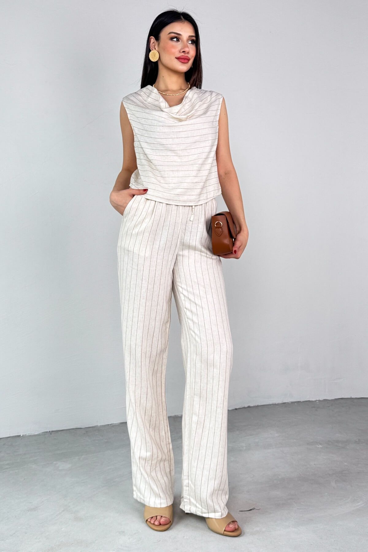 Cappmoda TKM-25136 Krem Şalvar Yaka Çizgili Bluz Belden Bağlamalı Bol Paça Pantolon Takım