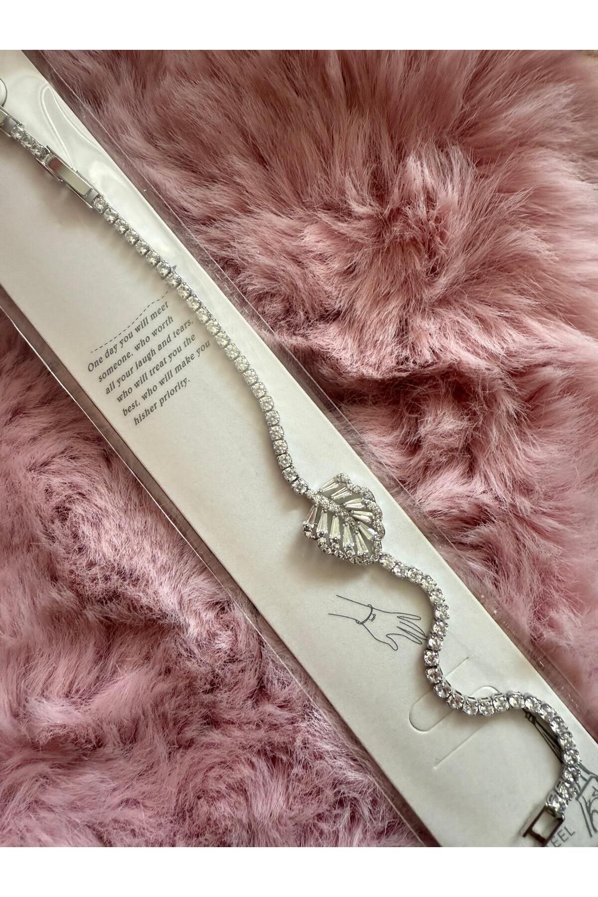 Butik Altın Yaprak Detaylı Çelik Bileklik - Doğanın Işıltısı Bileğinde