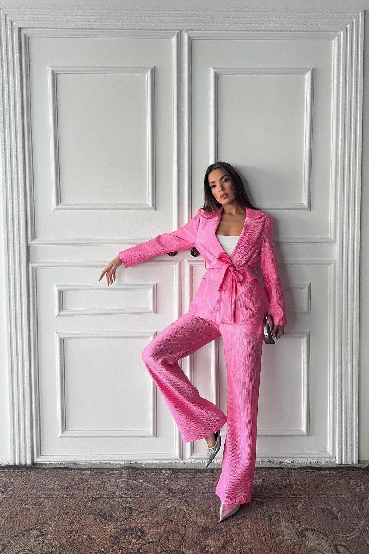 Castivo Fashion Neon Sarı Beli Kuşaklı Parlak Ceket Pantolon Takım