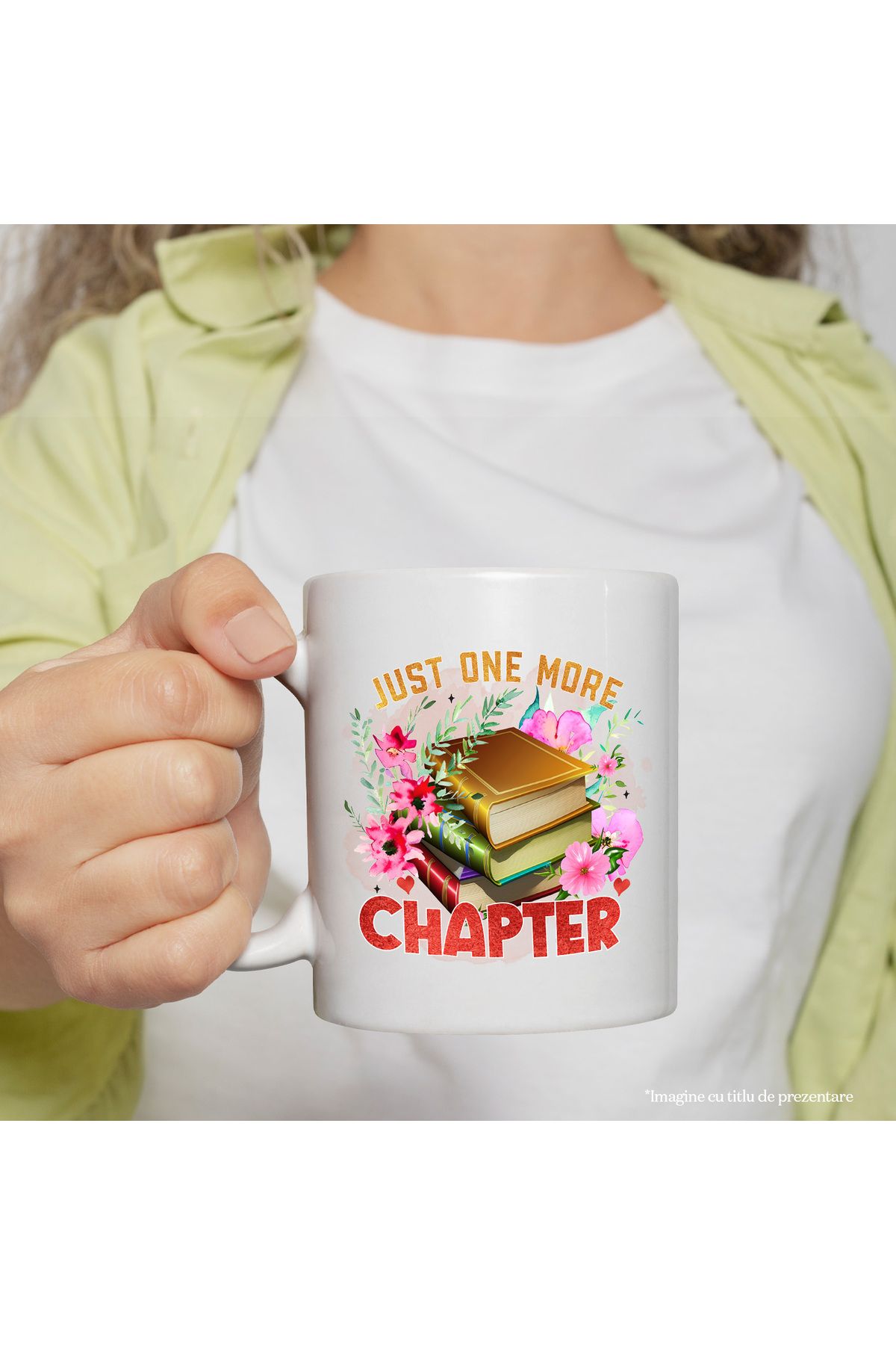 StoryGift Romania-Mug with a stack of books with the message "Just one more chapter", just one more chapter, with a white handle 2