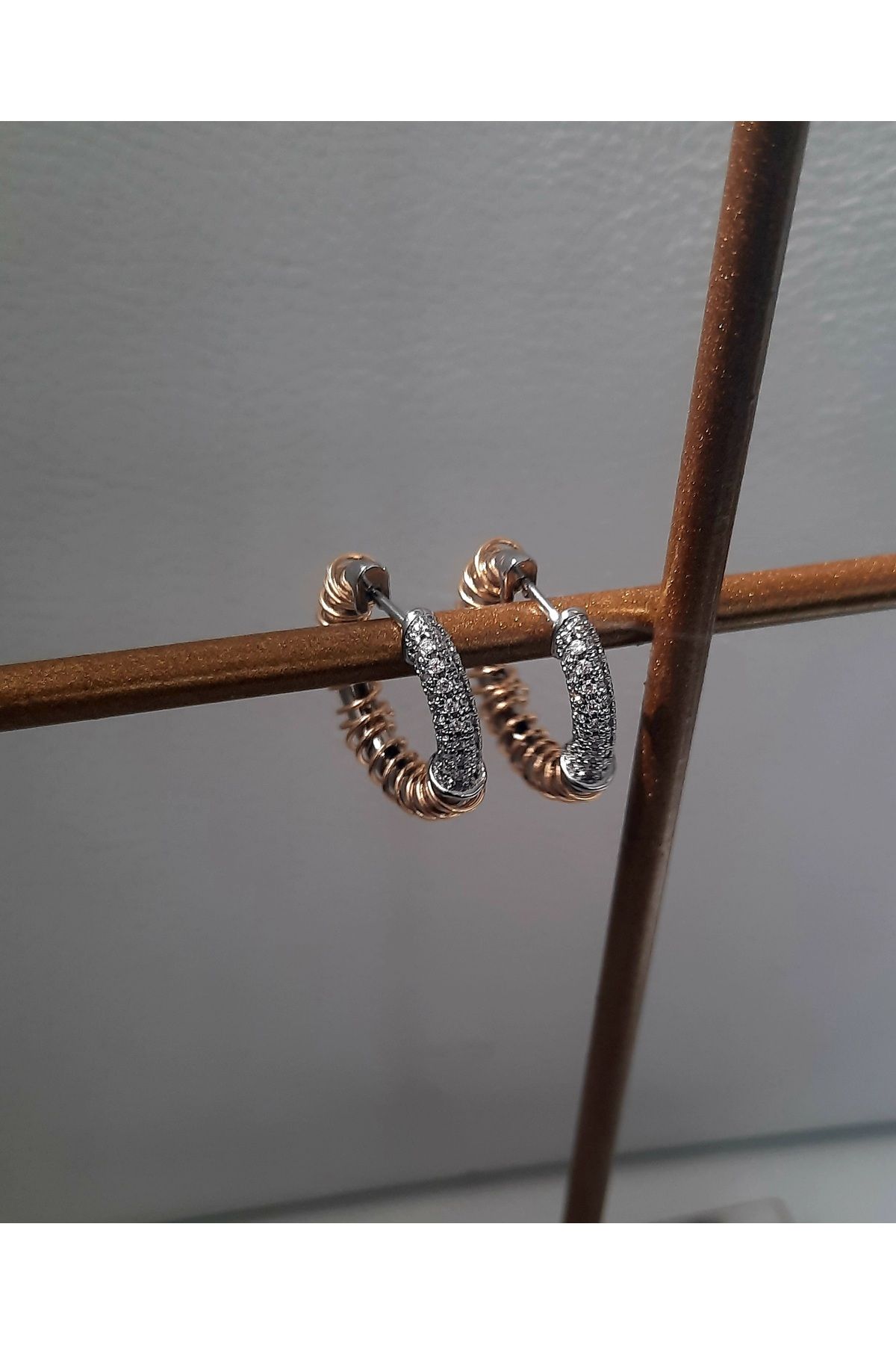 Helys Accessories Zirkon Taş Detaylı Halka Burgulu Küpe