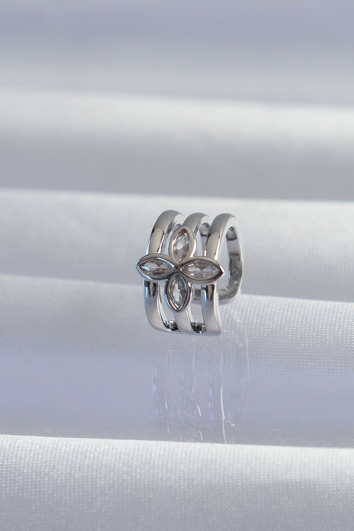 melfxxl eticaret Pirinç Gümüş Renk Yonca Earcuff Küpe - Lisinya