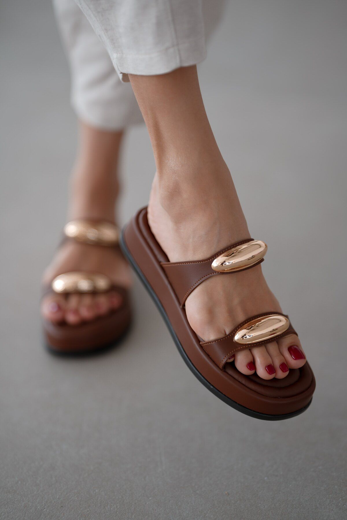 selinshoes Agathe Gold Toka Detaylı Kadın Terlik KAHVERENGİ