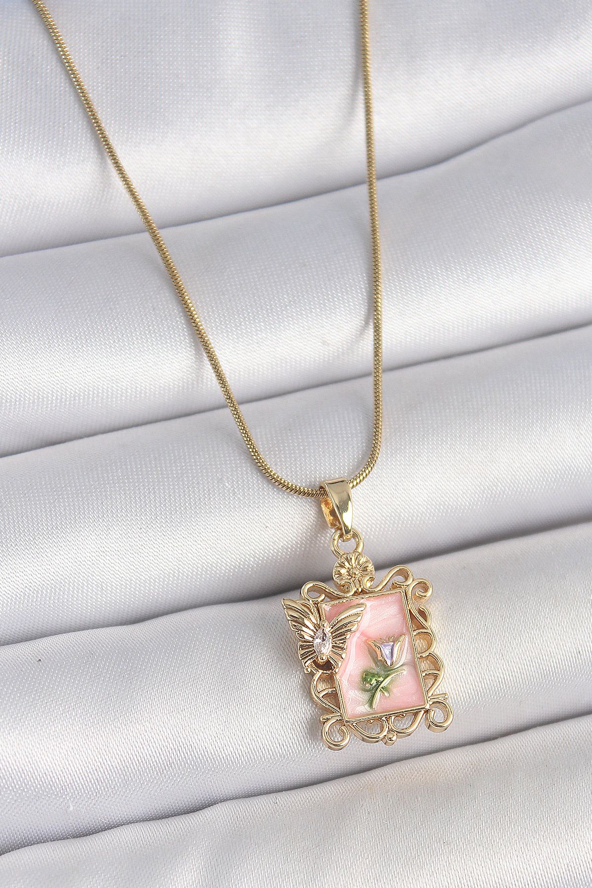 Clariss 316L Çelik Gold Renk Zincir Pembe Mineli Çiçek İşlemeli Zirkon Taşlı Kelebek Detay Portre Model Kad