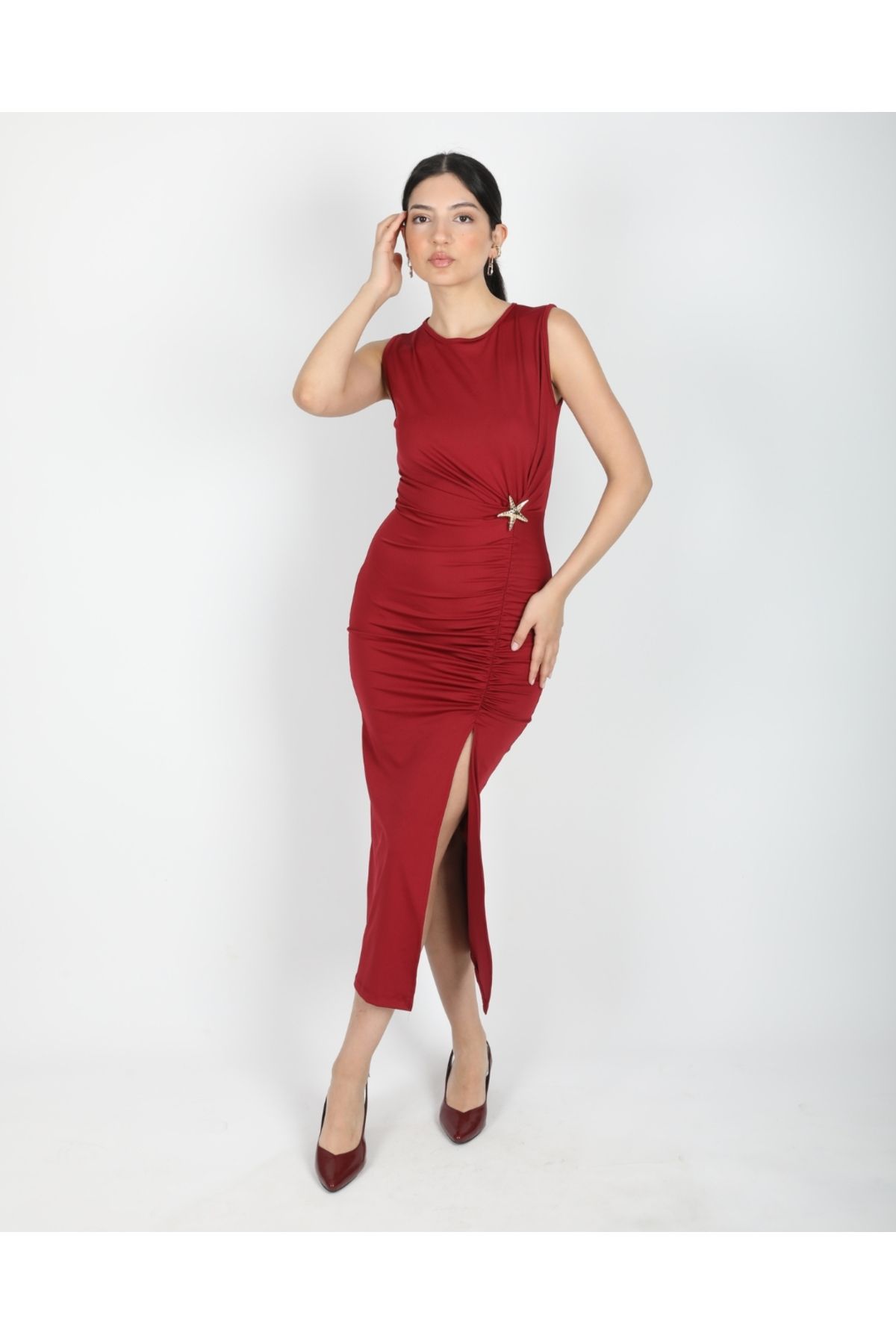 DEQ FASHION Bordo Drapeli Yıldız Broşlu Yırtmaçlı Kolsuz Midi Boy Elbise