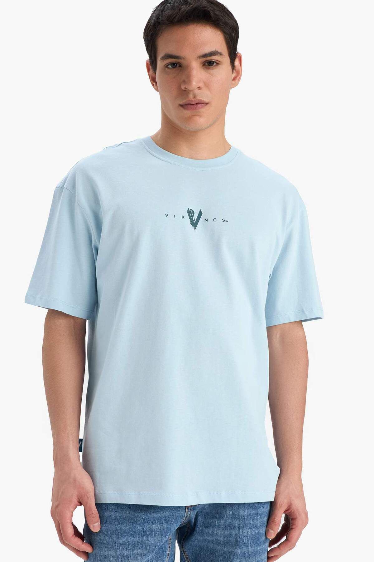 DeFacto %100 Pamuk Vikings Comfort Regular Fit Rahat Kalıp Bisiklet Yaka Sırt Baskılı Kısa Kollu Tişört B809