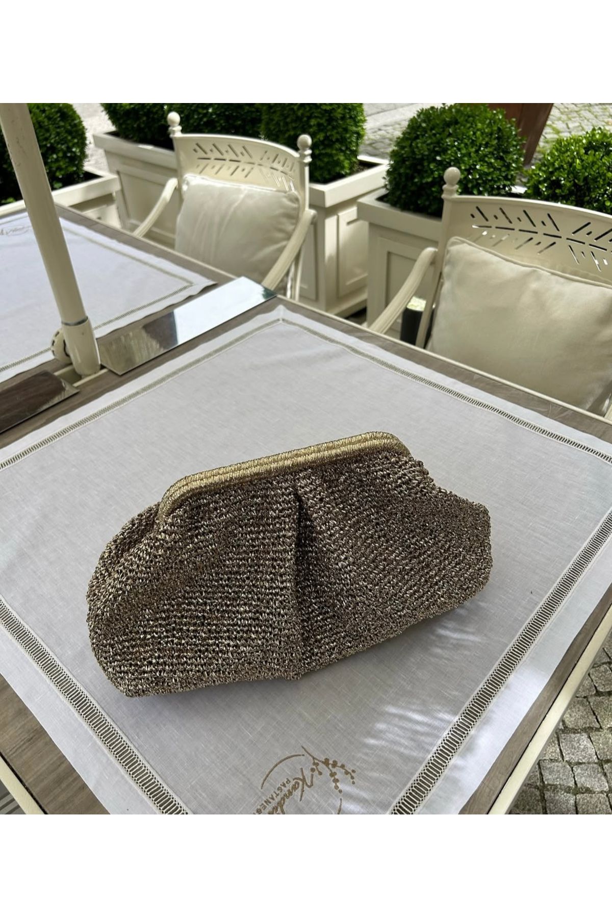 Merve Bayraktar gold simli örme clutch