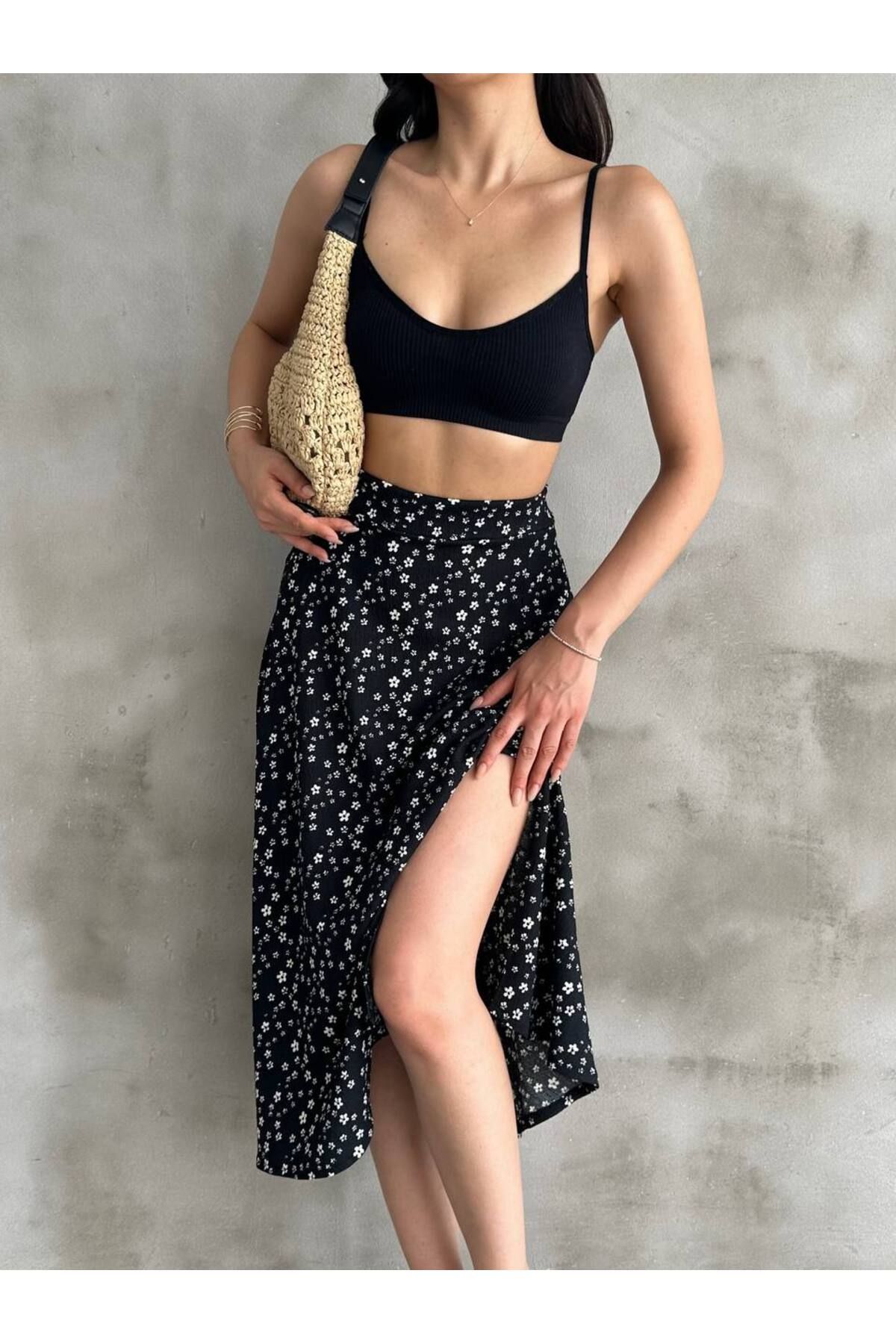 Butik Kadın Siyah Yırtmaçlı Çiçekli Etek