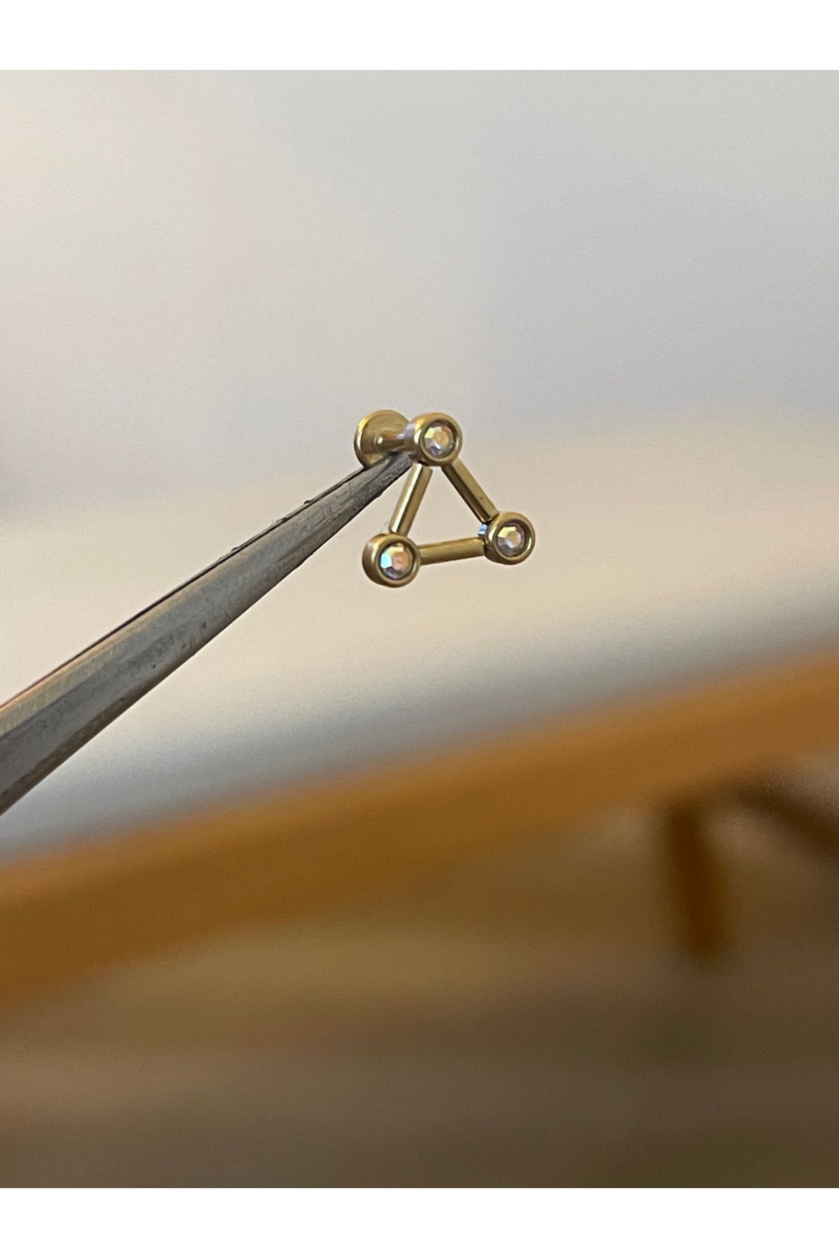 Rupen Kraft 316 L Cerrahi Çelik Hareli Taşlı Üçken Modeli Altın Tragus Helix Kıkırdak Dudak Piercingi