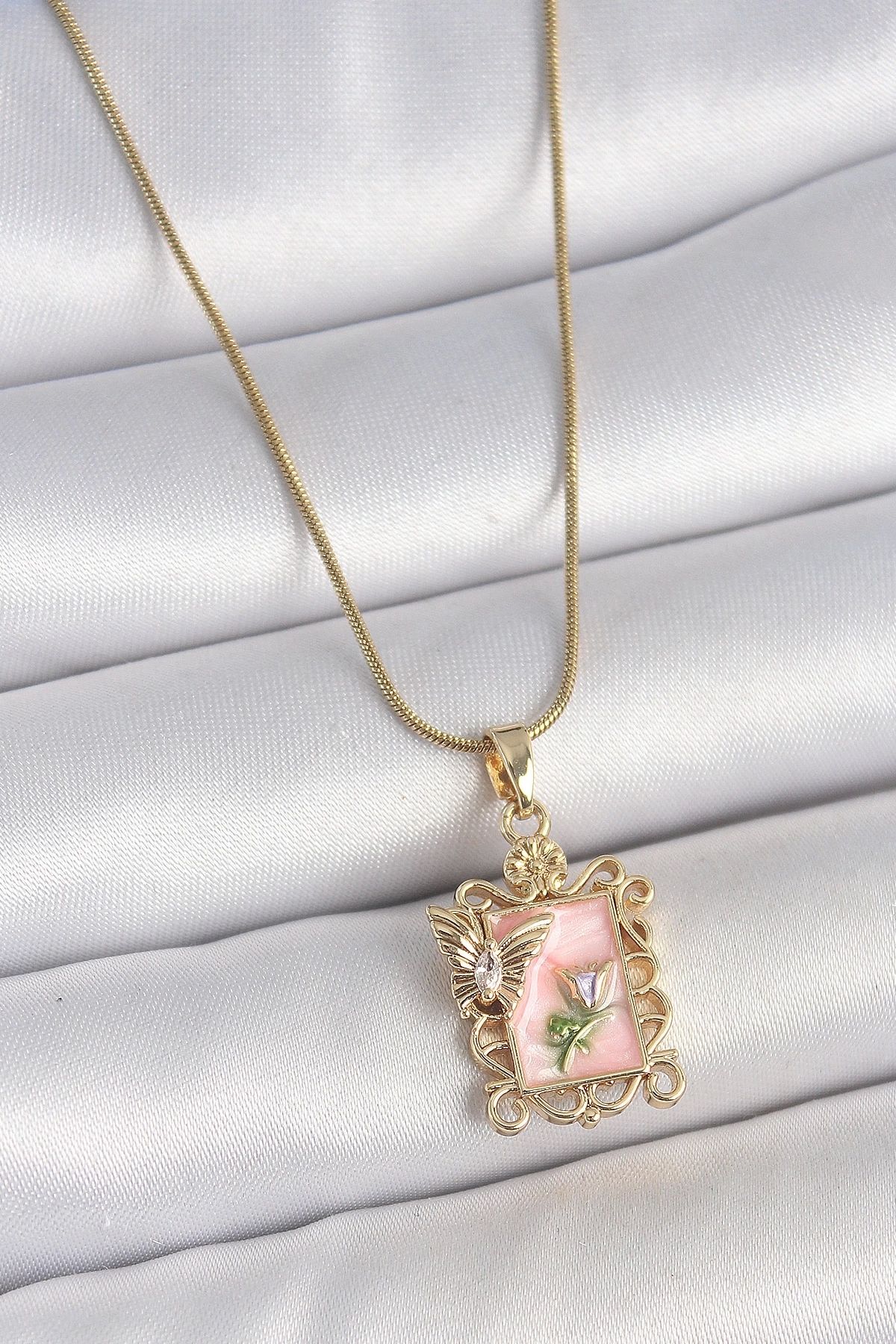 Clariss 316L Çelik Gold Renk Zincir Pembe Mineli Çiçek İşlemeli Zirkon Taşlı Kelebek Detay Portre Model Kadı