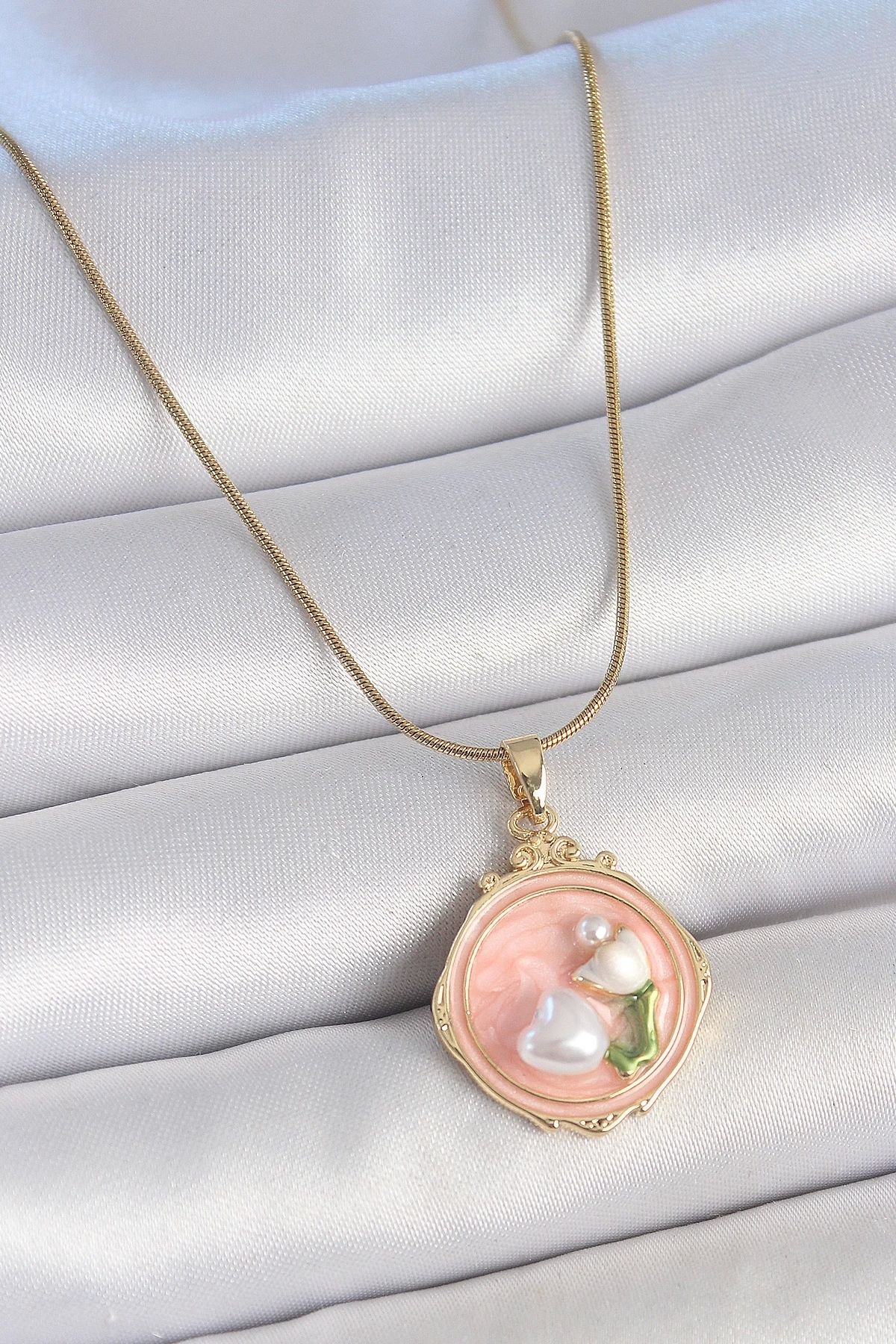 Clariss 316L Çelik Gold Renk Zincir Pembe Mineli İncili Çiçek İşlemeli Portre Model Kadın Kolye