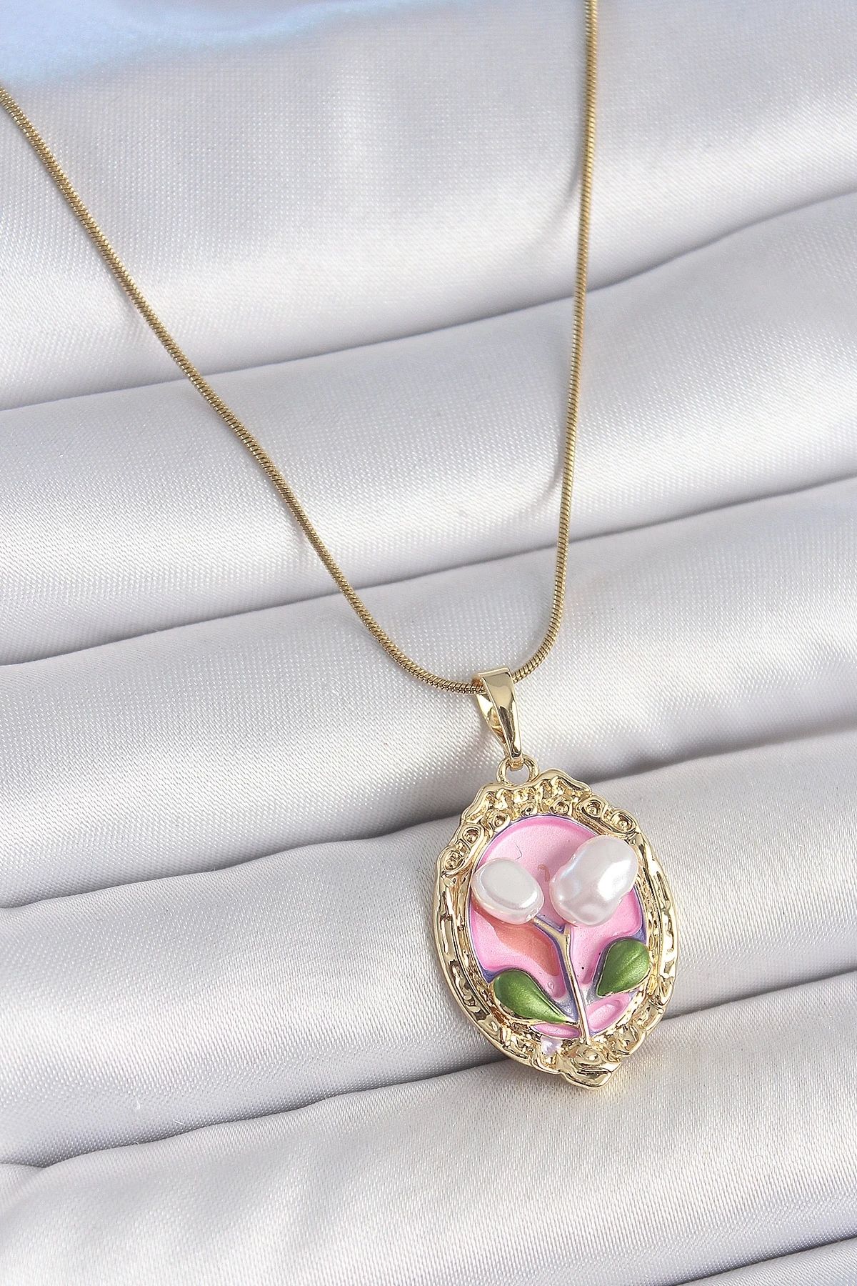 Clariss 316L Çelik Gold Renk Zincir Pembe Mineli İncili Çiçek İşlemeli Portre Model Kadın Kolye
