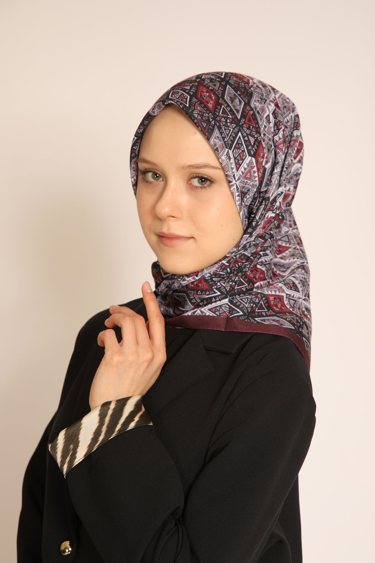 BERCHEM SCARF Akel Bordo Siyah Etnik Desenli Eşarp – Zarif ve Modern Dokunuş