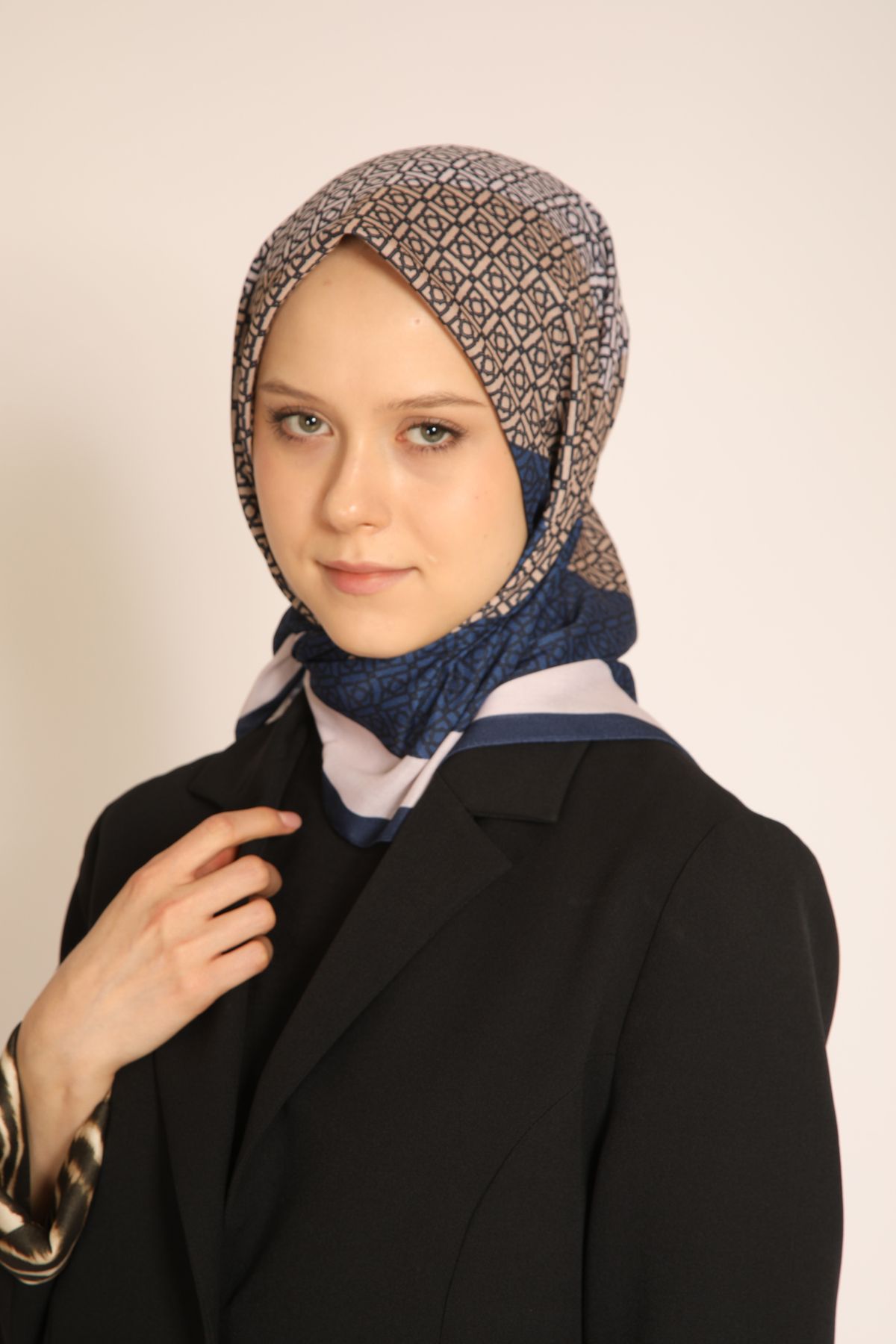 BERCHEM SCARF Akel Lacivert Bej Geçişli Desenli Eşarp – Klasik ve Zarif Stil Tamamlayıcısı