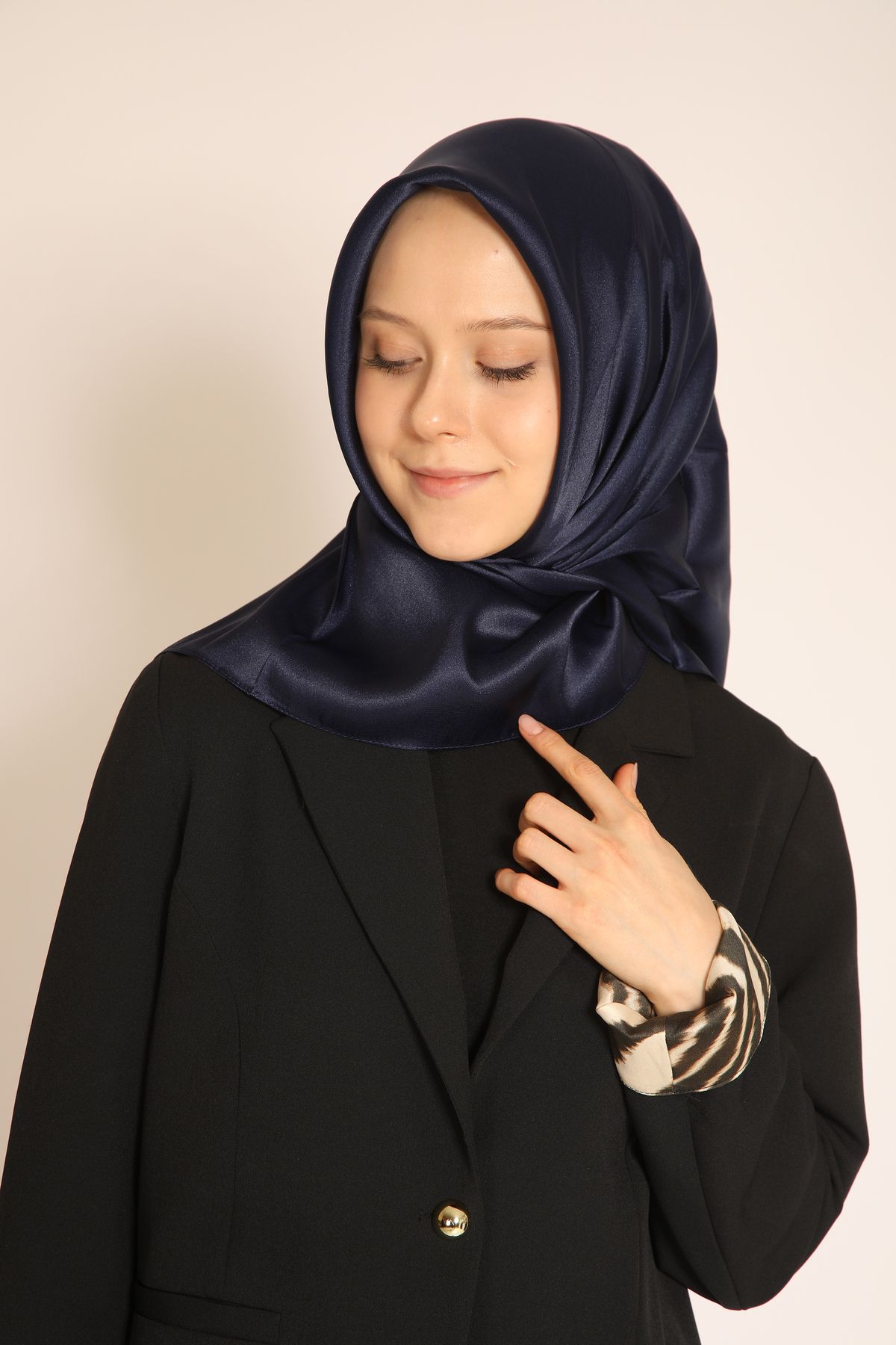 BERCHEM SCARF Akel Lacivert Düz Kristal Eşarp – Işıltılı, Kaymaz ve Tok Duruşlu Tesettür Eşarp Modeli