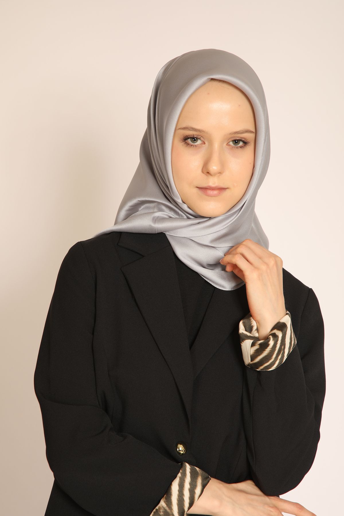 BERCHEM SCARF Akel Gümüş Düz Kristal Eşarp – Parlak Dokulu, Modern ve Zarif Eşarp Modeli