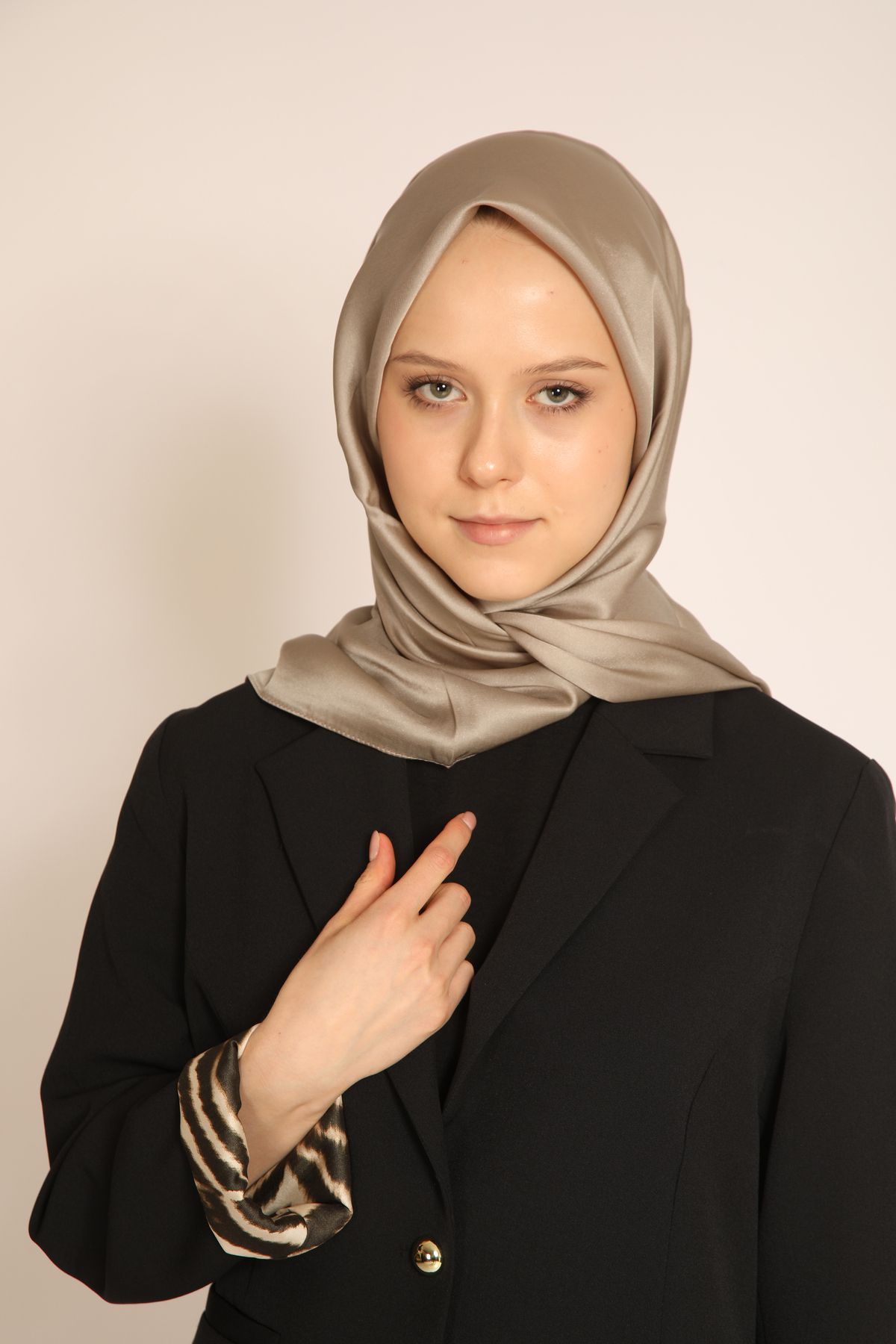 BERCHEM SCARF Akel Vizon Düz Kristal Eşarp – Işıltılı ve Yumuşak Doku, Şık ve Modern Stil