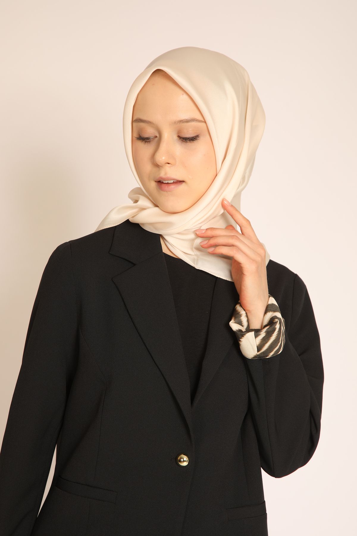 BERCHEM SCARF Akel Krem Renk Düz Kristal Eşarp – Işıltılı ve Şık Görünümler İçin İdeal Tercih