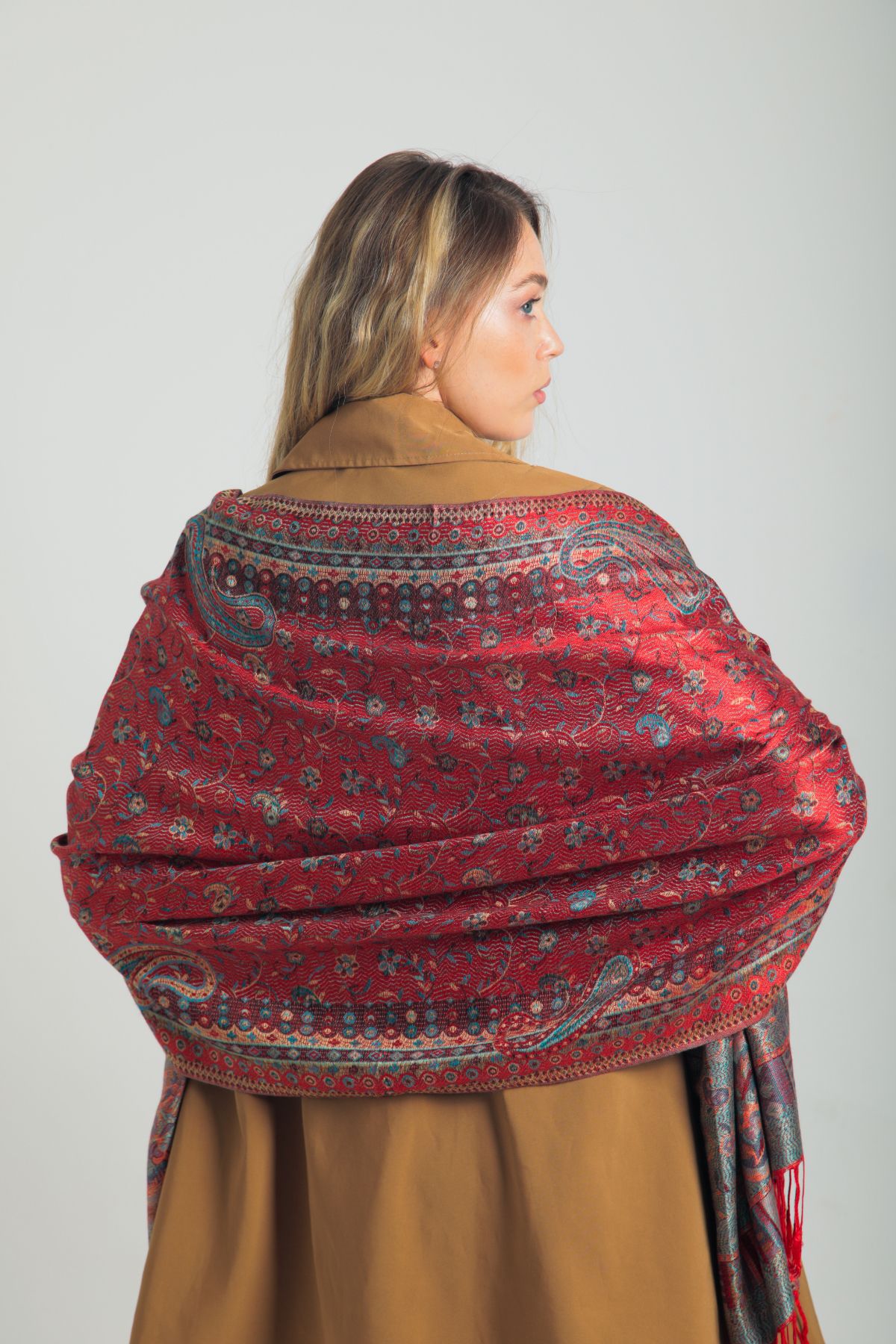 Soul of Anatolia Paisley Desenli Kırmızı Pashmina Şal | Yumuşak Dokulu, Zarif Püsküllü, 4 Mevsim Kullanıma Uygun