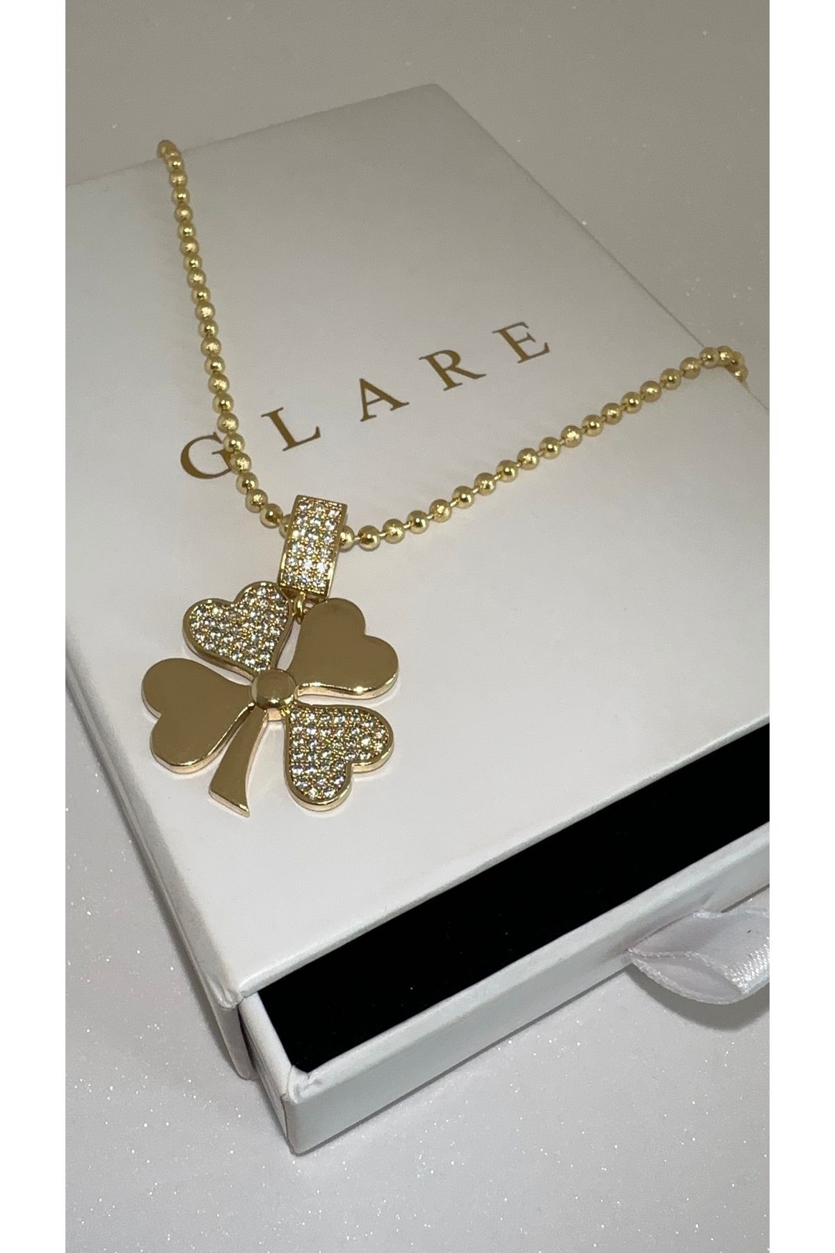GLARE JEWELRY 22K Altın Renginde Yonca Model Zincirli Zirkon Taşlı Çelik Kolye 40+5 cm