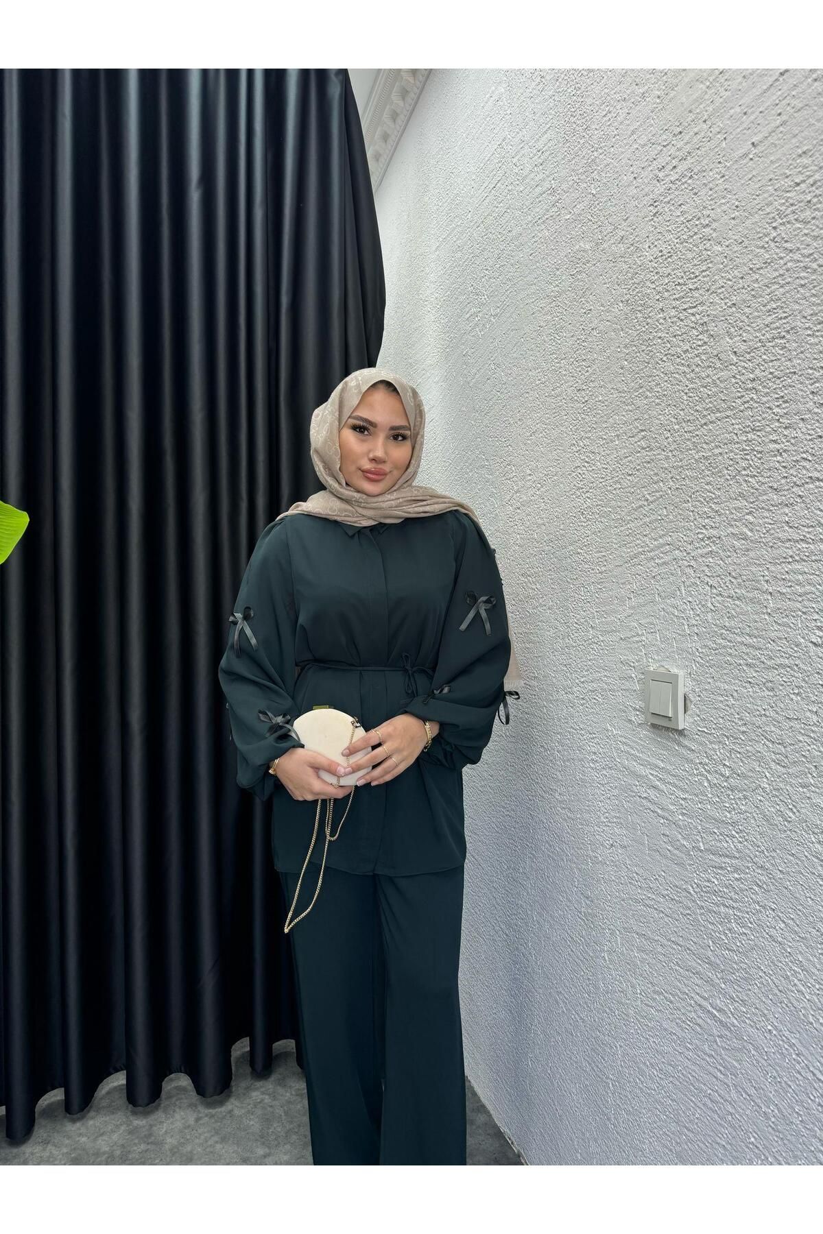 MEYSADESİGN Mini Fiyonk Detaylı Dubai Krep Pantolonlu Takım Zümrüt Yeşili