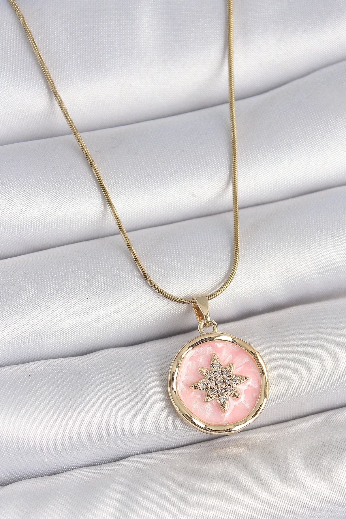 GLIMMERY 316L Çelik Gold Renk Zincir Pembe Mineli Zirkon Taşlı Kuzey Yıldız İşlemeli Madalyon Model Kadın Kol