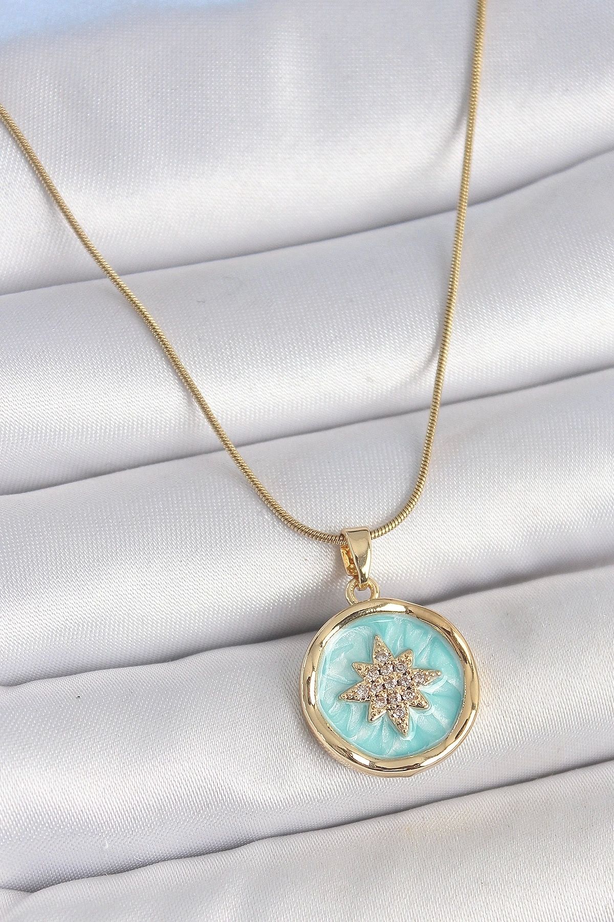 GLIMMERY 316L Çelik Gold Renk Zincir Mavi Mineli Zirkon Taşlı Kuzey Yıldız İşlemli Madalyon Model Kadın Kolye