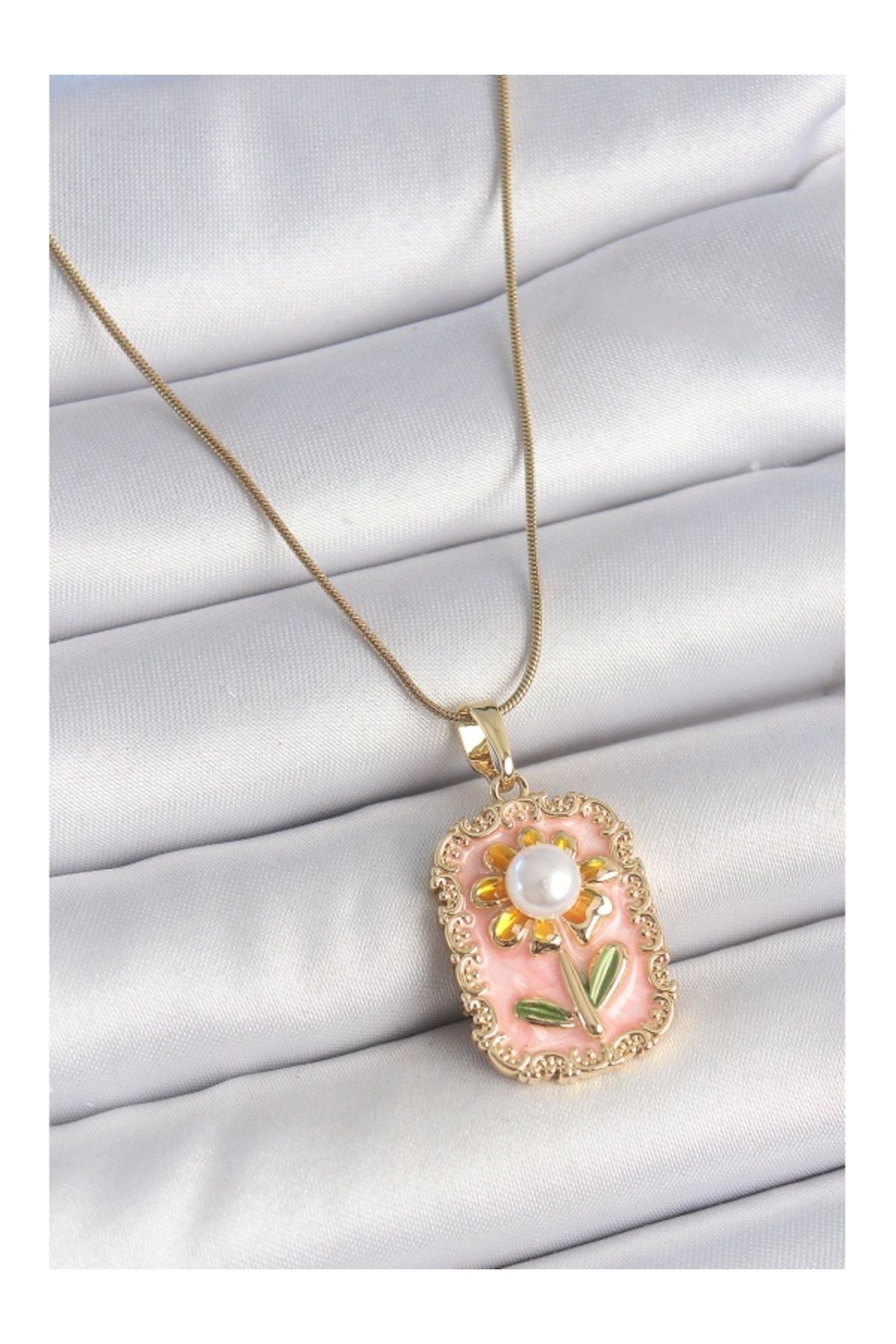 Clariss 316L Çelik Gold Renk Zincir Pembe Mineli İncli Papatya Model Portre Model Kadın Kolye