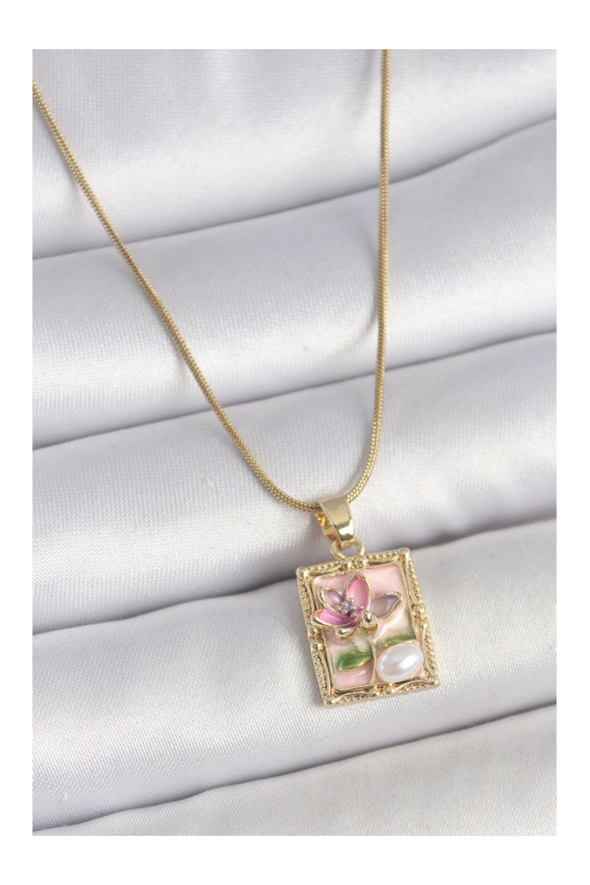 Clariss 316L Çelik Gold Renk Pembe Mineli Çiçek İşlemeli İnci Detay Portre Model Kadın Kolye
