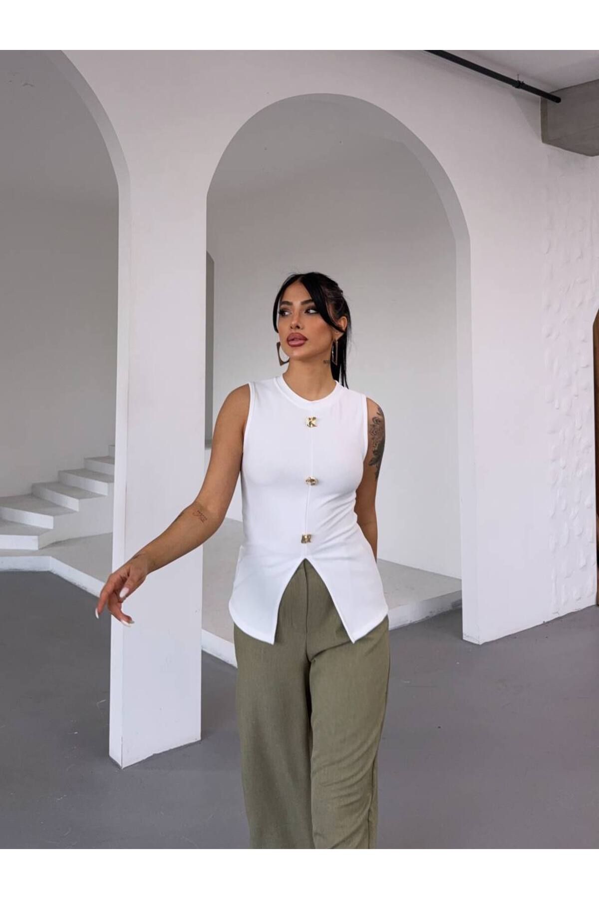 MODA Metal Düğme Detaylı Kolsuz Bluz – Minimalist Şıklık