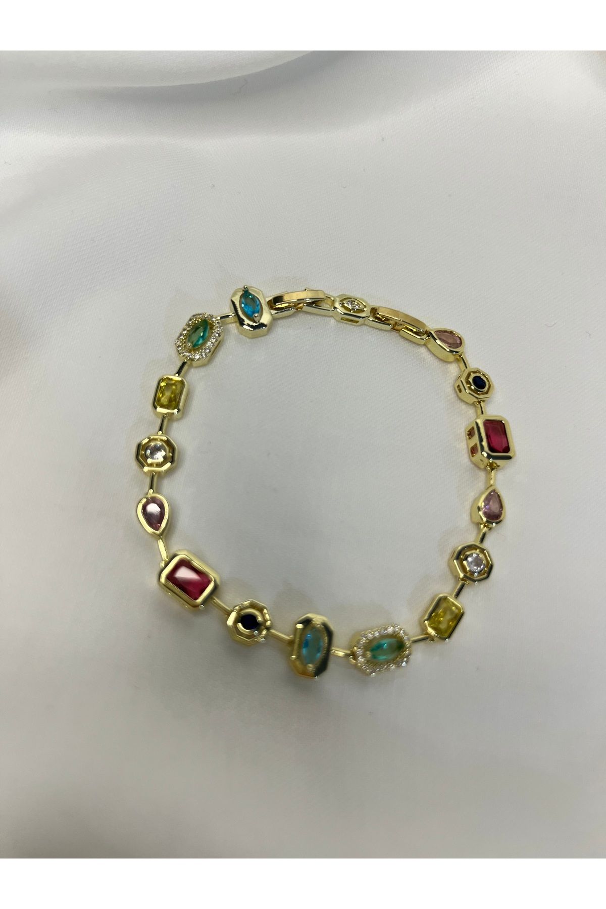 Fam&Co Jewelry Altın Renk Renkli Taş Detaylı Zarif Bileklik
