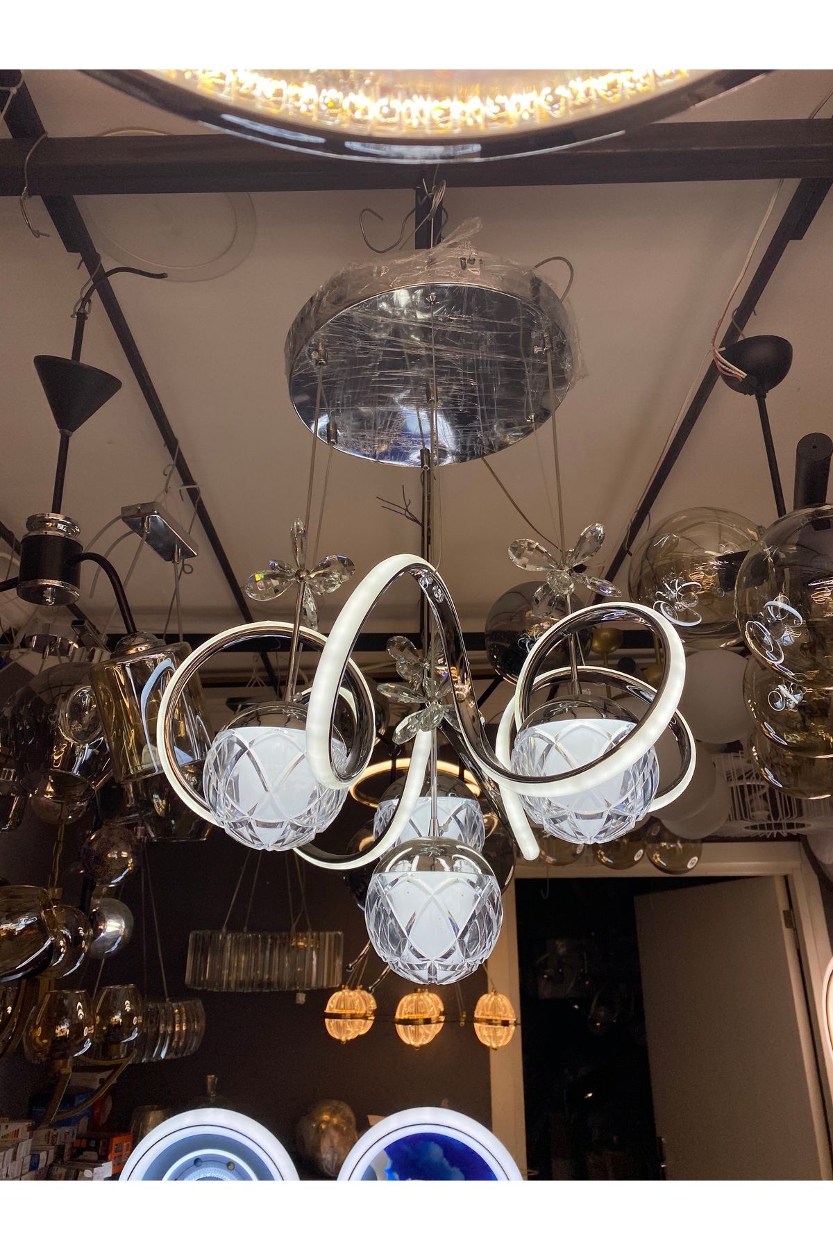 Zeya Lighting Yüksek Aydınlatmalı Kuğu Model 4toplu krom kaplama gövde rengi sarkıt modern 3 renk led avize